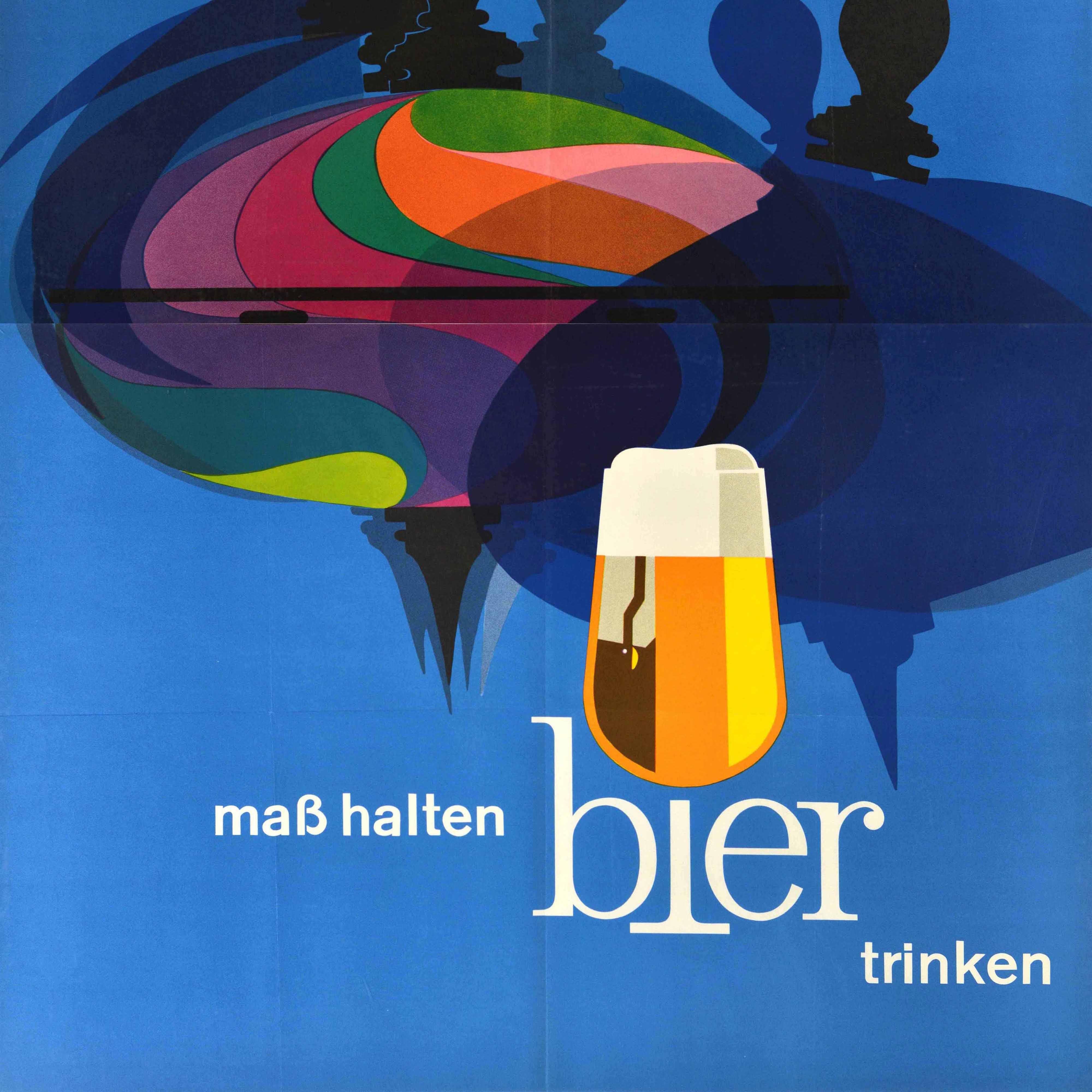 Original vintage advertising poster - Mass halten bier trinken / Drink beer moderately - featuring a great design depicting a colourful spinning top toy and the shadows on a blue background, the title text and a beer glass as part of the i in bier