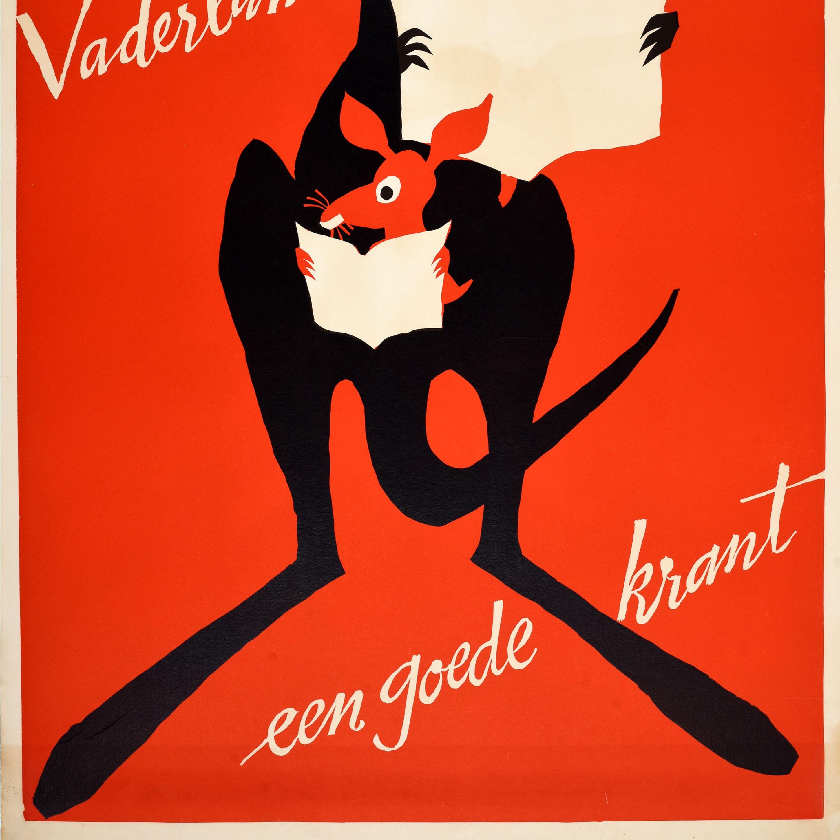 Affiche publicitaire originale pour Het Vaderland een goede krant / The Fatherland A Good Newspaper, représentant un kangourou avec un petit dans sa poche, tous deux lisant le journal sur un fond rouge avec un texte écrit à la main en diagonale