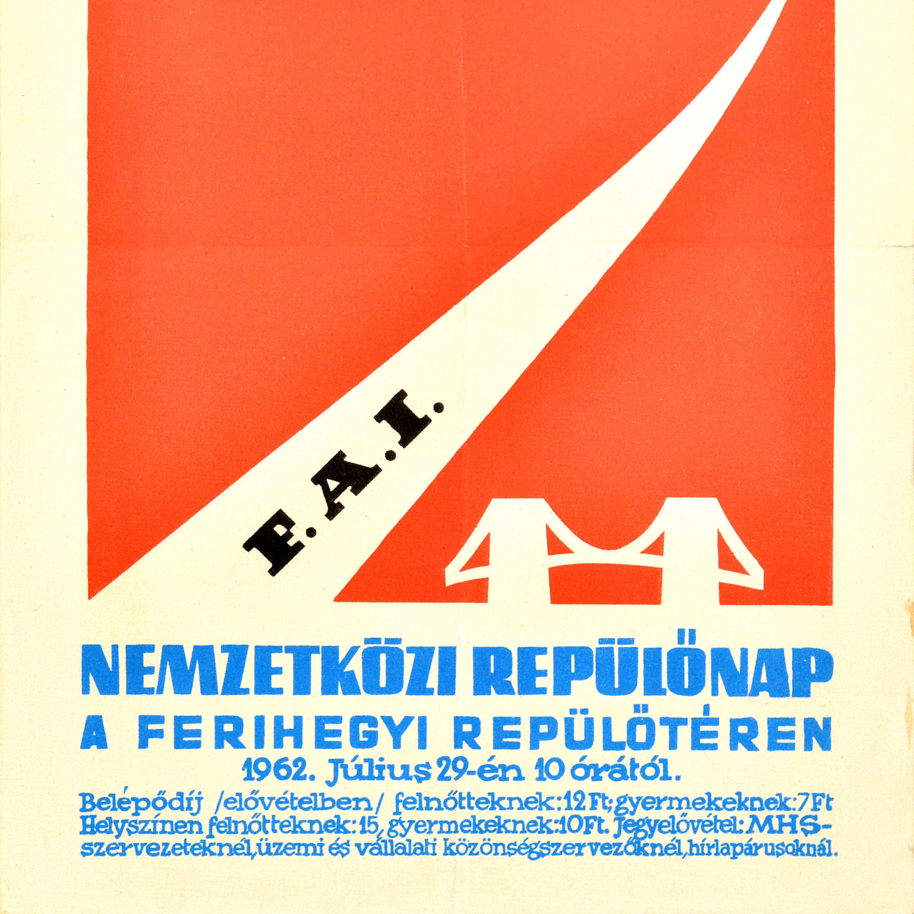 Original-Werbeplakat für die Internationale Luftfahrtausstellung in Kecskemet / FAI Nemzetkozi Repulonap a Ferihegyi Repuloteren am 29. Juli 1962 mit einer farbenfrohen Grafik, die ein Propellerflugzeug zeigt, das in einer Kurve über einer Brücke