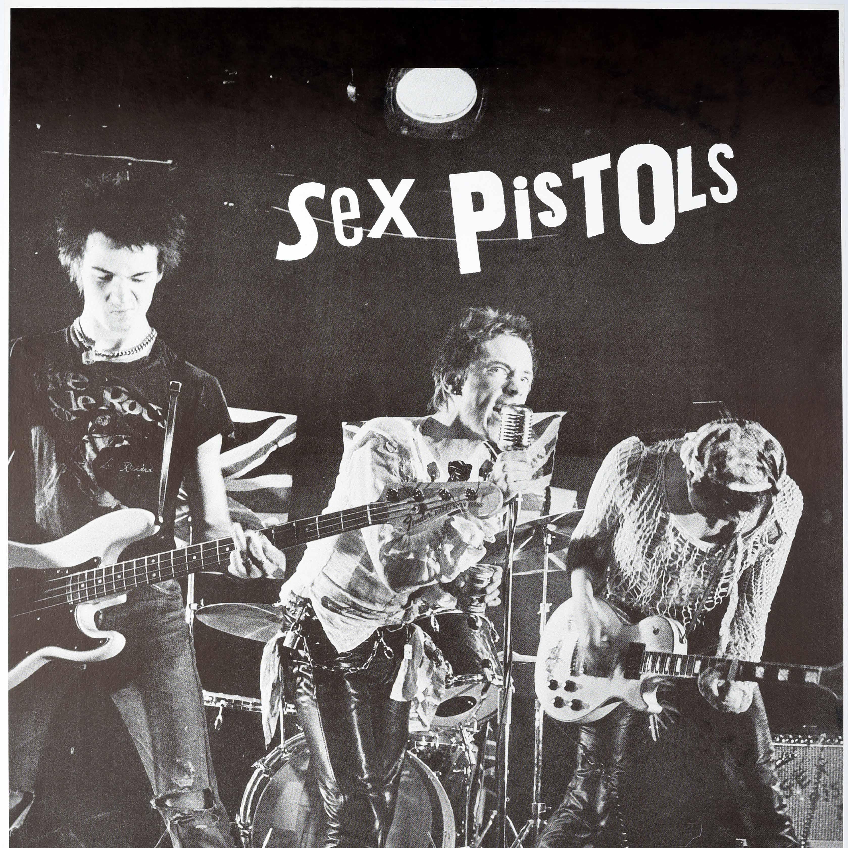 Originales Vintage-Werbeplakat für die 1976 veröffentlichte Debütsingle der einflussreichen englischen Punkrockband Sex Pistols (1975-1978 und spätere Wiedervereinigungen) - Sex Pistols Anarchy in the UK - mit einem Schwarz-Weiß-Foto der Band auf