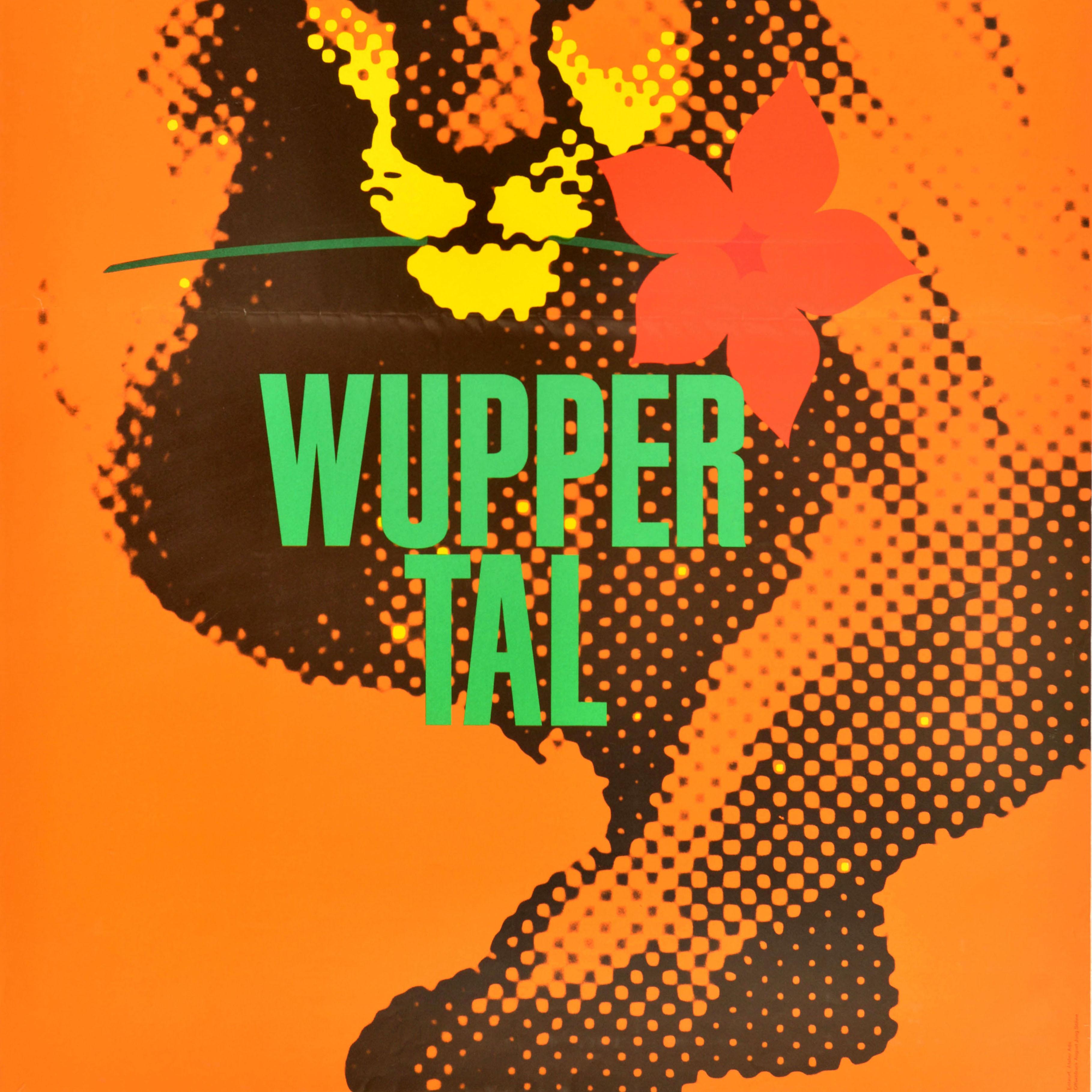 Original Vintage-Werbeplakat für den Wuppertaler Zoo mit einem farbenfrohen Motiv, das einen Löwen mit einer Blume im Maul vor einem orangefarbenen Hintergrund zeigt, darüber und darunter der Titeltext in fetten Zierbuchstaben. Der 1879 als