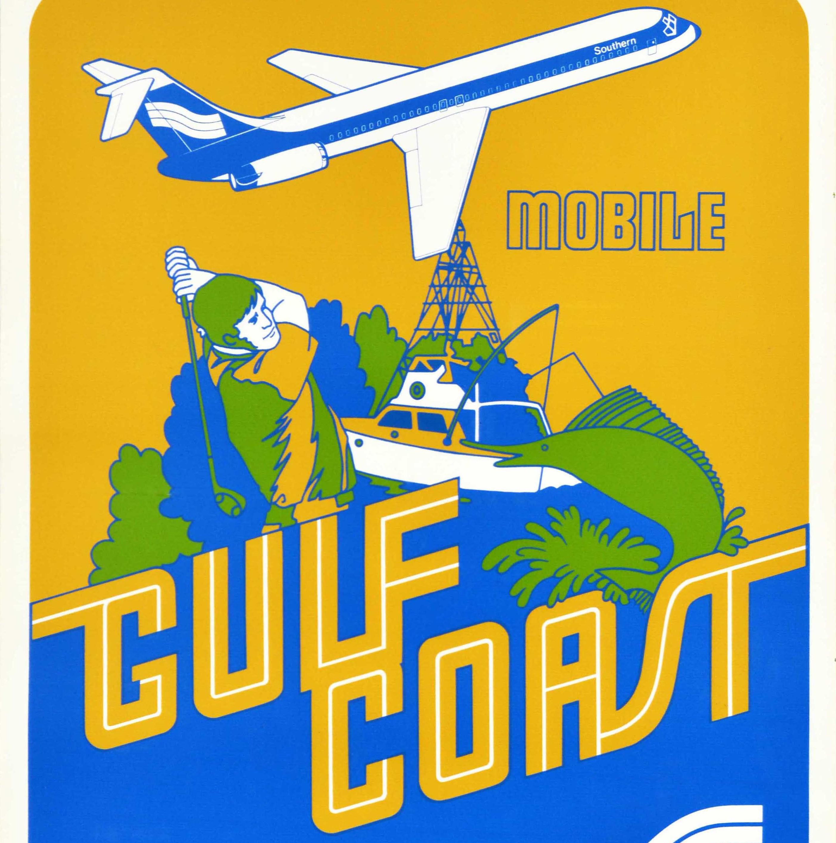 Cartel de viaje original de época de Mobile Gulf Coast Southern Airways (1944-1979) con un colorido diseño diagonal que representa a un hombre jugando al golf delante de unos árboles con un pez y un barco a un lado, un avión de Southern volando por
