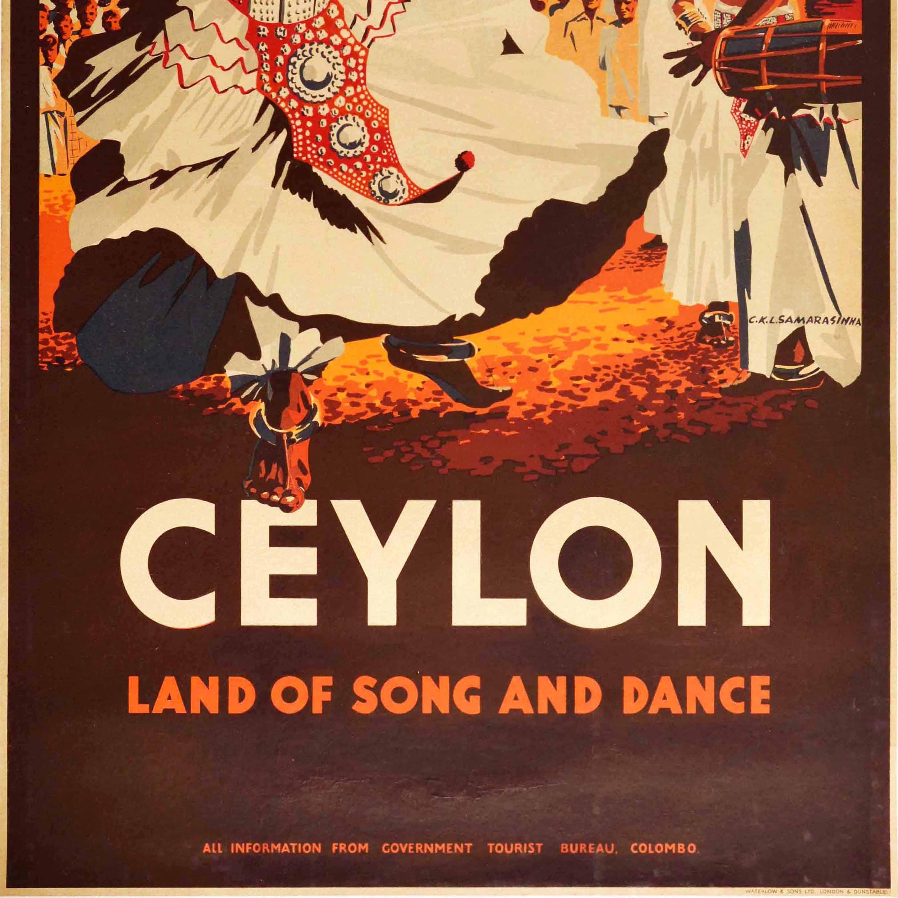 Cartel de viaje original de época sobre Ceilán, Tierra de Cantos y Danzas, con una colorida imagen en tonos anaranjados de una bailarina tradicional con traje completo y tocado decorativo bailando delante de la estupa de un templo budista con cúpula