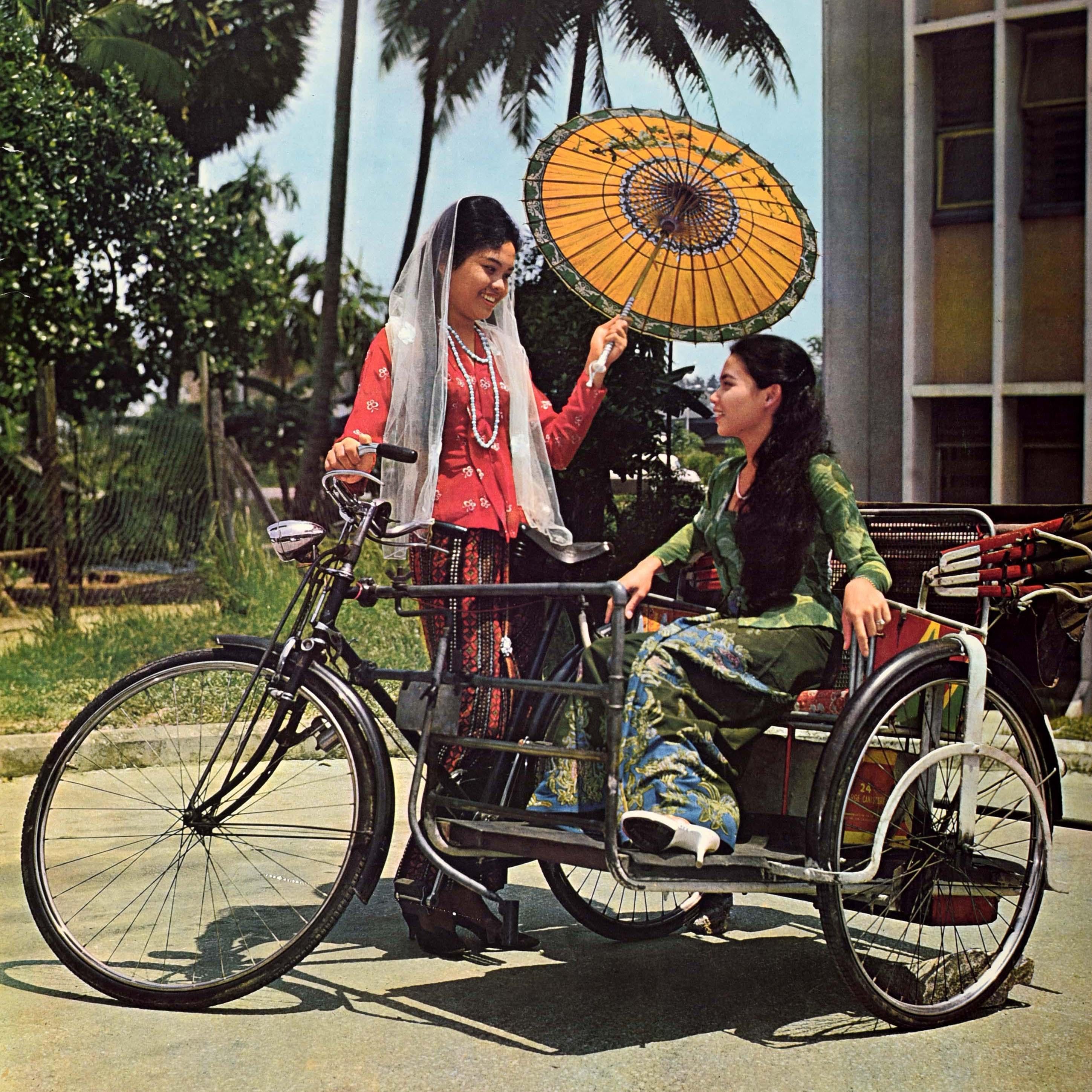 Original Vintage Asiatisches Reiseplakat Happy Malaysia Thai International Airlines, Happy Malaysia – Print von Unknown