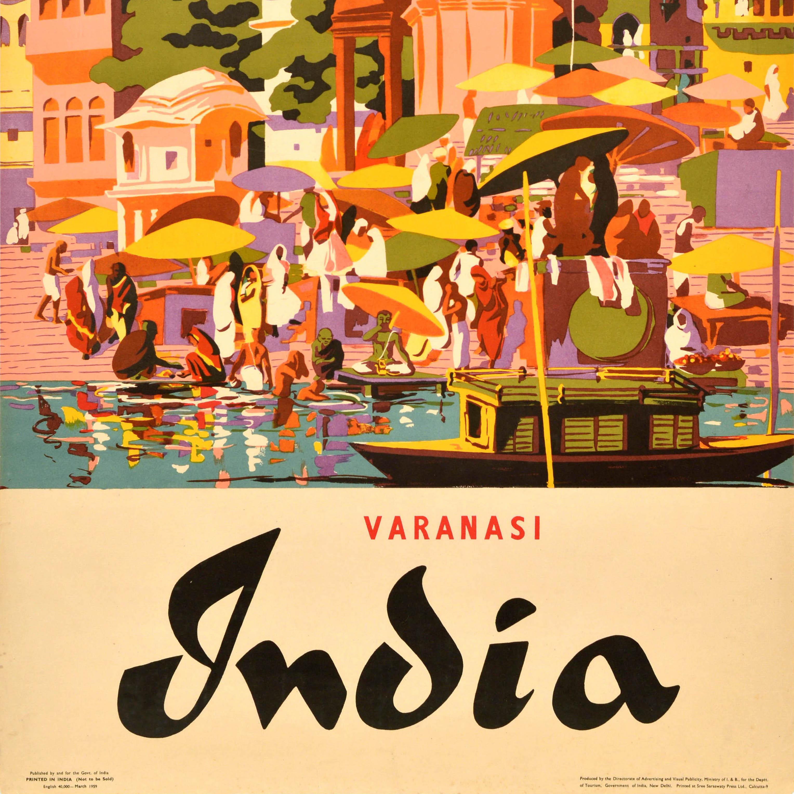 Original Vintage-Reiseplakat für Varanasi / Banaras in Indien mit einem farbenfrohen Design aus der Mitte des Jahrhunderts, das Menschen in traditioneller Kleidung und Sari-Kleidern unter Sonnenschirmen auf den Ghats / Uferstufen des Ganges zeigt,