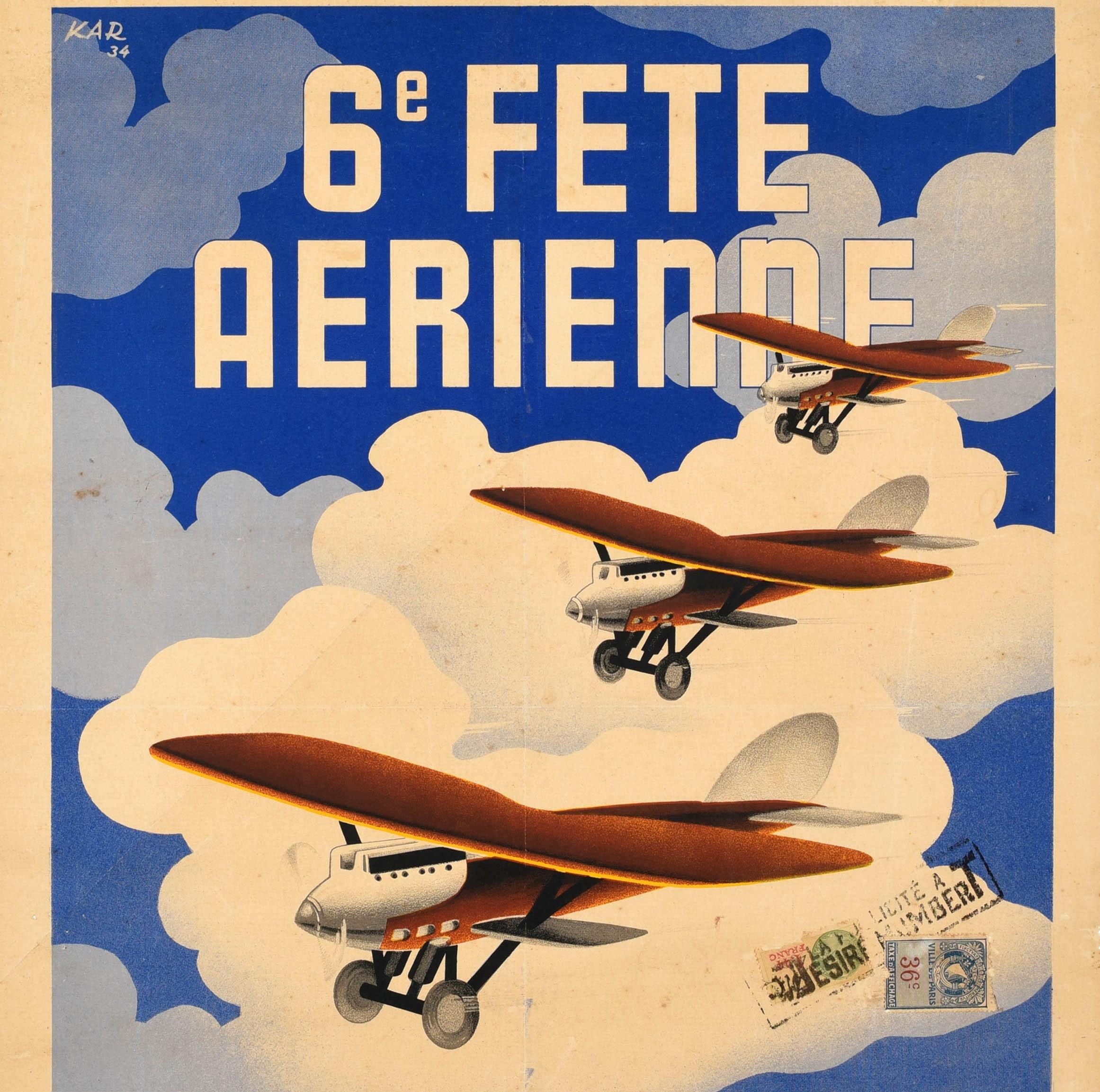 Poster originale d'epoca che pubblicizza la 6e Fete Aerienne / 6° Festival dell'Aria a Vincennes Parigi il 20-21 maggio 1934. Grande disegno che raffigura tre aerei a elica che volano in formazione davanti a uno sfondo di cielo nuvoloso, il testo in