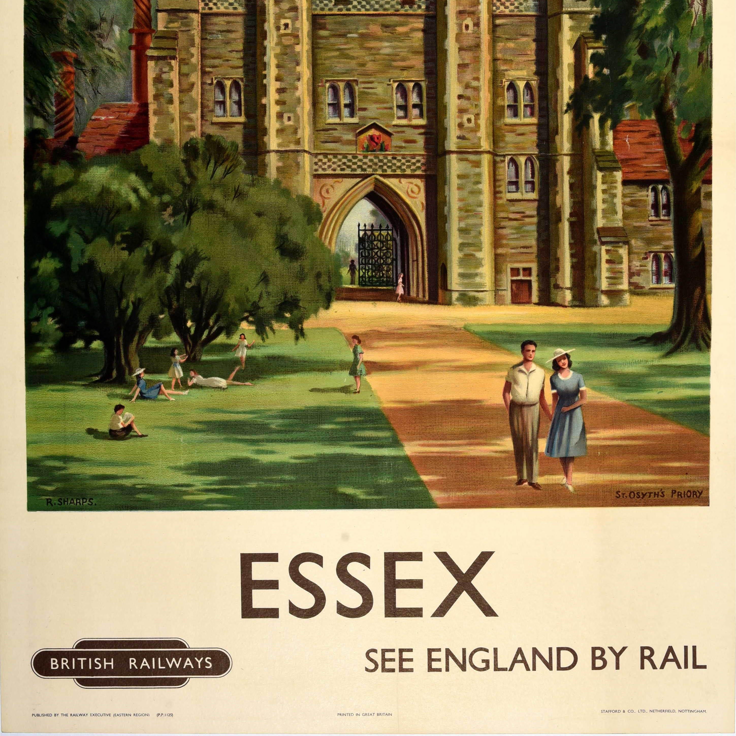 Original Vintage British Railways Reiseplakat - Essex See England by Rail - mit einem großen Bild von St. Osyth's Priory, das eine Dame und einen Mann zeigt, die einen Weg entlang auf den Betrachter zugehen, mit Menschen, die sich ausruhen und