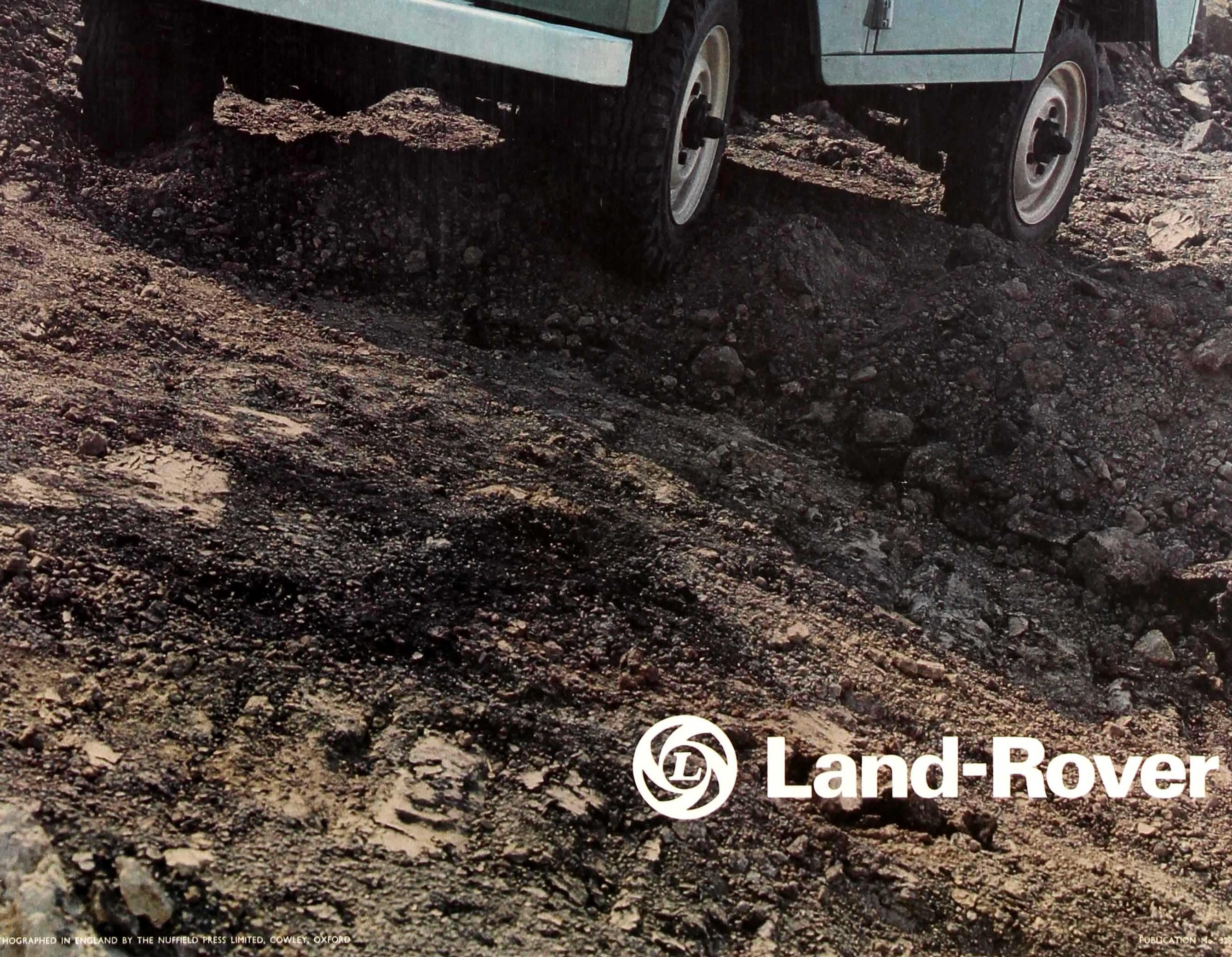 Original Land Rover Werbeplakat mit einem Farbfoto eines grünen Land Rover Serie III mit dem Kennzeichen MOG 550 R, der durch einen Steinbruch f�ährt. Darunter steht in fetten weißen Buchstaben die Überschrift, daneben das Leyland-Logo in Weiß. Die