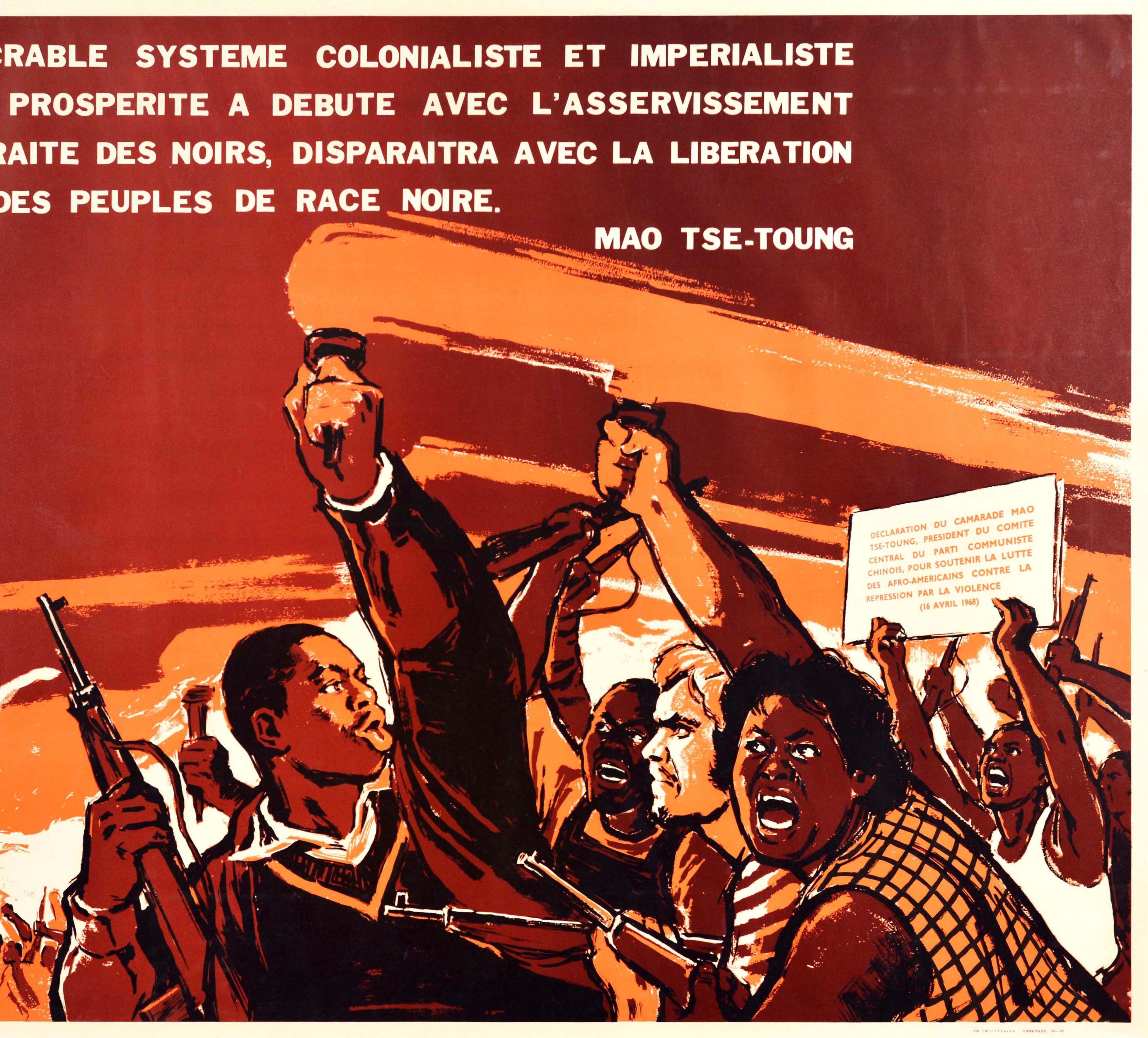 Poster di propaganda cinese originale d'epoca contro l'imperialismo coloniale con un'illustrazione dinamica di persone emotivamente cariche che avanzano armate di fucili e reggono torce rosso fuoco su uno sfondo rosso e arancione con il fumo che