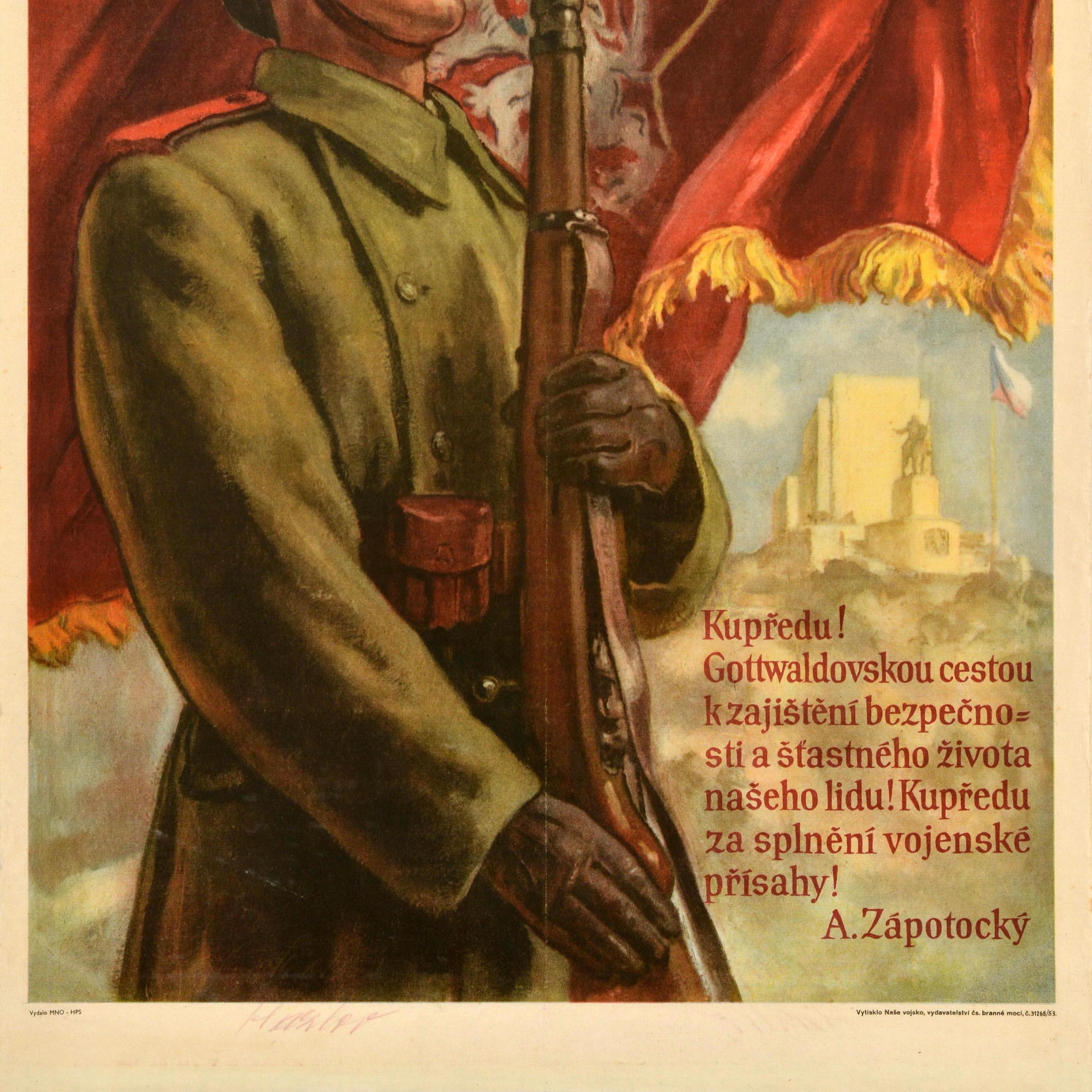 Original tschechoslowakisches Propagandaplakat - Za Vlast Za Socialism! / Für das Vaterland, für den Sozialismus - mit der dynamischen Darstellung eines Soldaten in Uniform und mit einem Gewehr bewaffnet, der vor dem goldenen Titeltext und dem