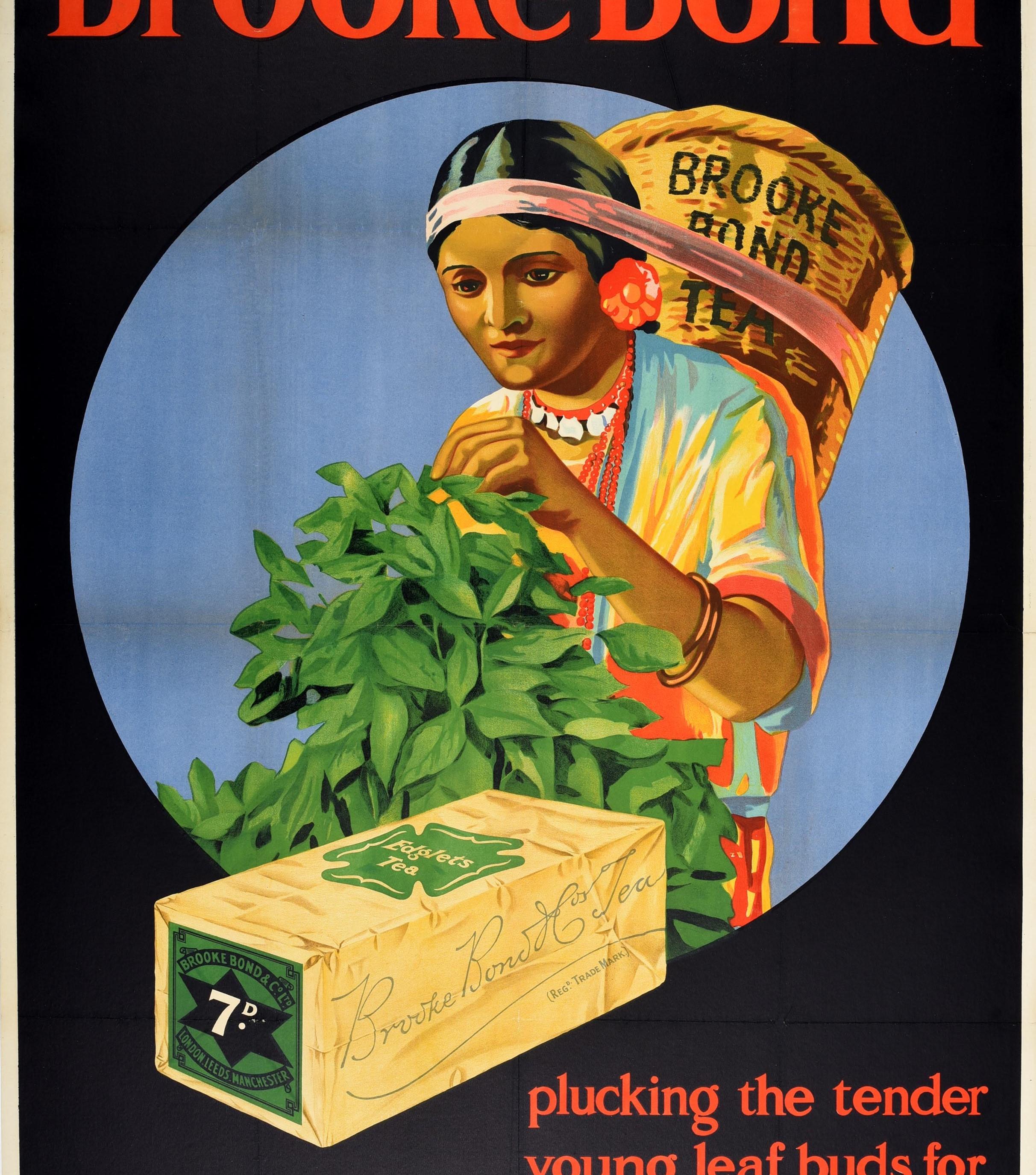 Original-Werbeplakat für Brooke Bond - Plucking the tender young leaf buds for Edglets Tea - mit dem großartigen Bild einer Teepflückerin in einem farbenfrohen Kleid mit einem Brooke-Bond-Teekorb auf dem Kopf und einer Teeschachtel im Vordergrund,