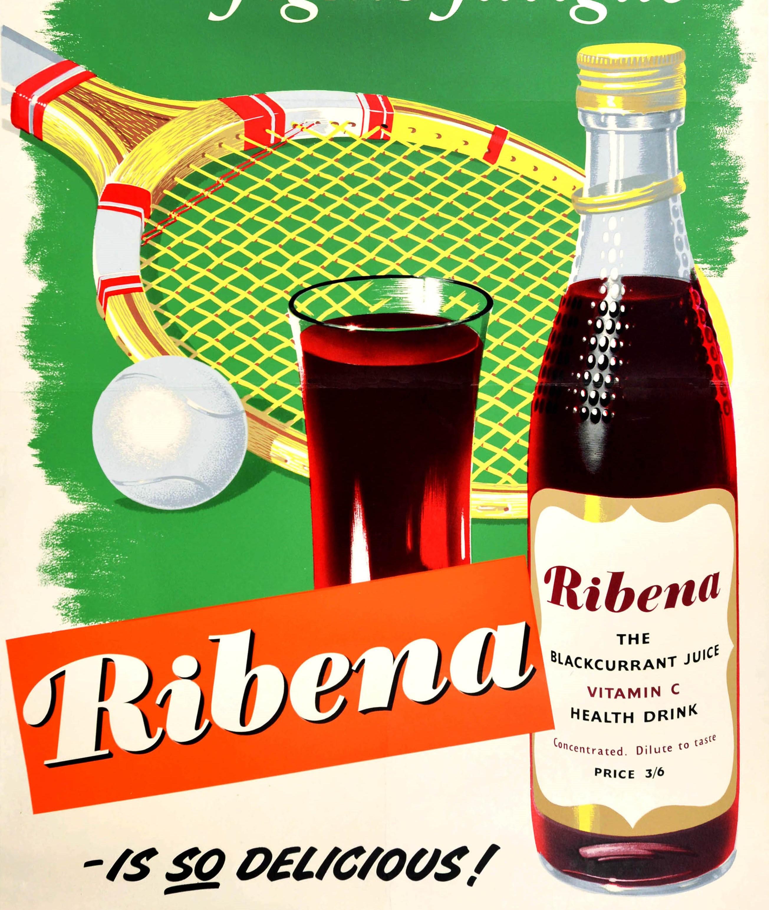 Affiche publicitaire vintage originale pour une boisson - rafraîchit et combat la fatigue Ribena est si délicieuse - représentant une raquette de tennis en bois / raquette et balle sur l'herbe derrière un verre de Ribena avec le slogan en lettres