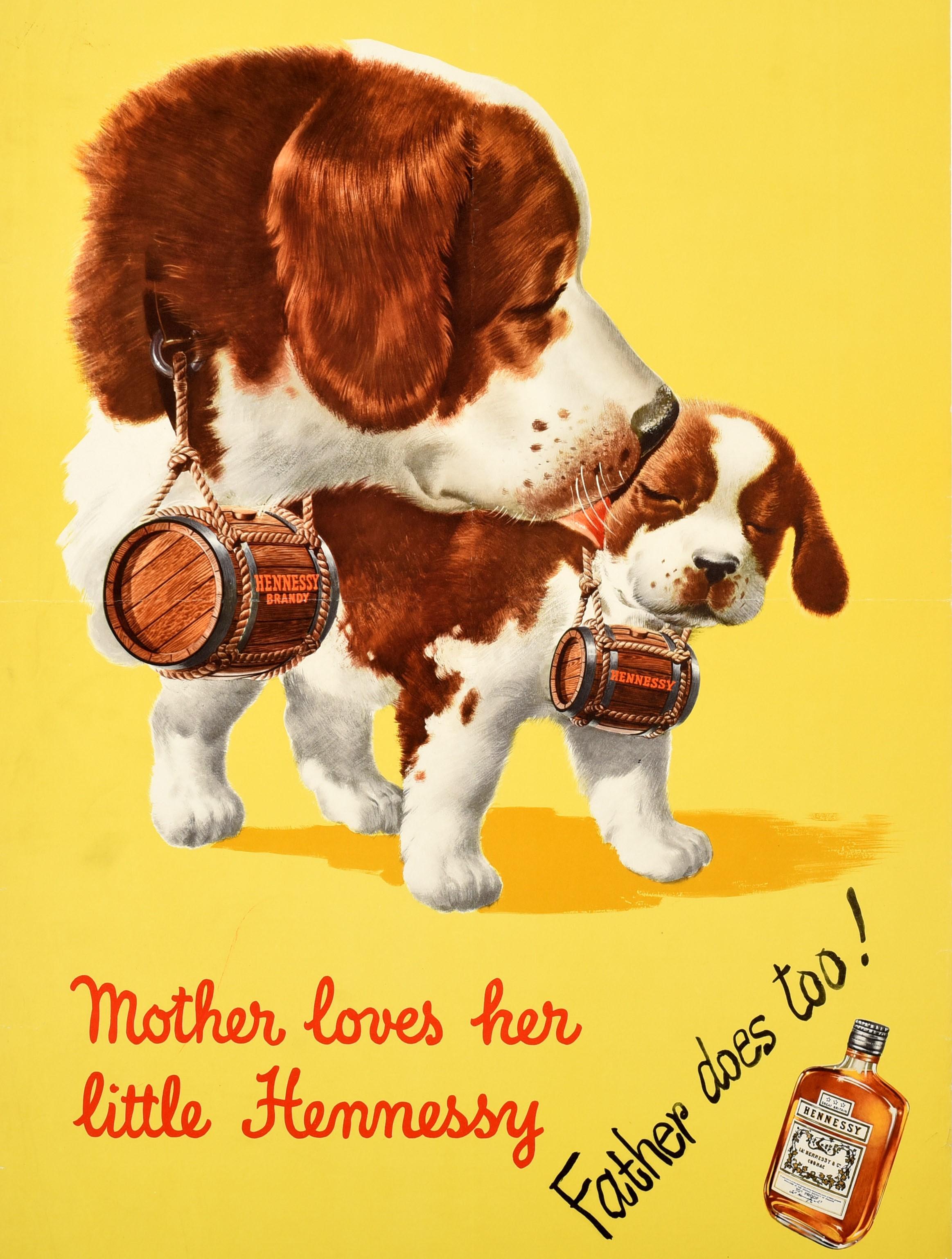 Poster pubblicitario vintage originale di una bevanda alcolica - Mother Loves Her Little Hennessy Father Does Too! Grande opera d'arte di due cani San Bernardo su uno sfondo giallo, entrambi portano al collo piccoli barili di legno di Hennessy