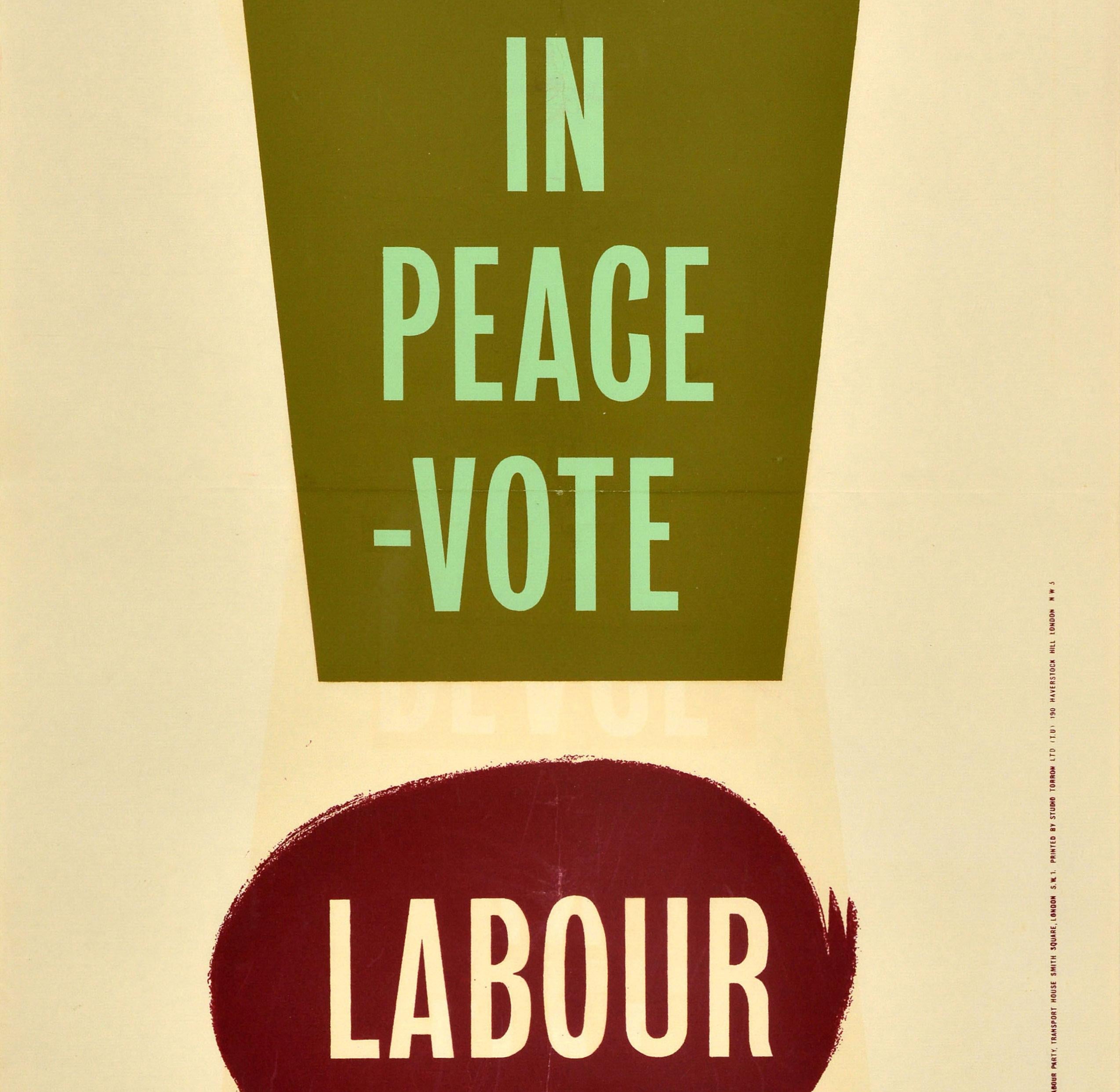 Originales politisches Wahlplakat der Labour Party - Live in Peace Vote Labour - mit einem dynamischen Design, bei dem der fette Text in einem Ausrufezeichen steht. Gedruckt von Studio Torrow Ltd. Guter Zustand, Falten, Knicke, kleine Risse,