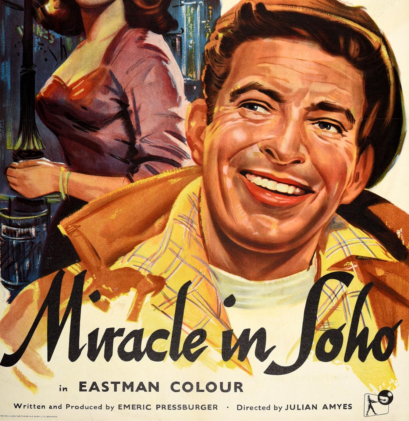 Cartel original de época de la película dramática romántica escrita y producida por Emeric Pressburger Milagro en el Soho, dirigida por Julian Amyes y protagonizada por John Gregson, Belinda Lee y Cyril Cusack. Colorida ilustración que muestra a un