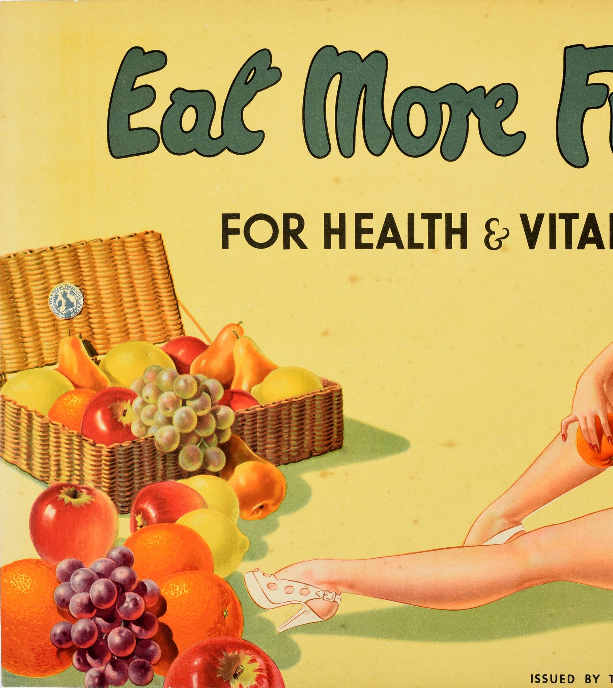 Poster pubblicitario vintage originale - Eat More Fruit for Health and Vitality - con una giovane donna sorridente in stile pin up che indossa un costume da bagno rosa alla moda, un cappello da sole e scarpe col tacco su uno sfondo giallo, un cesto
