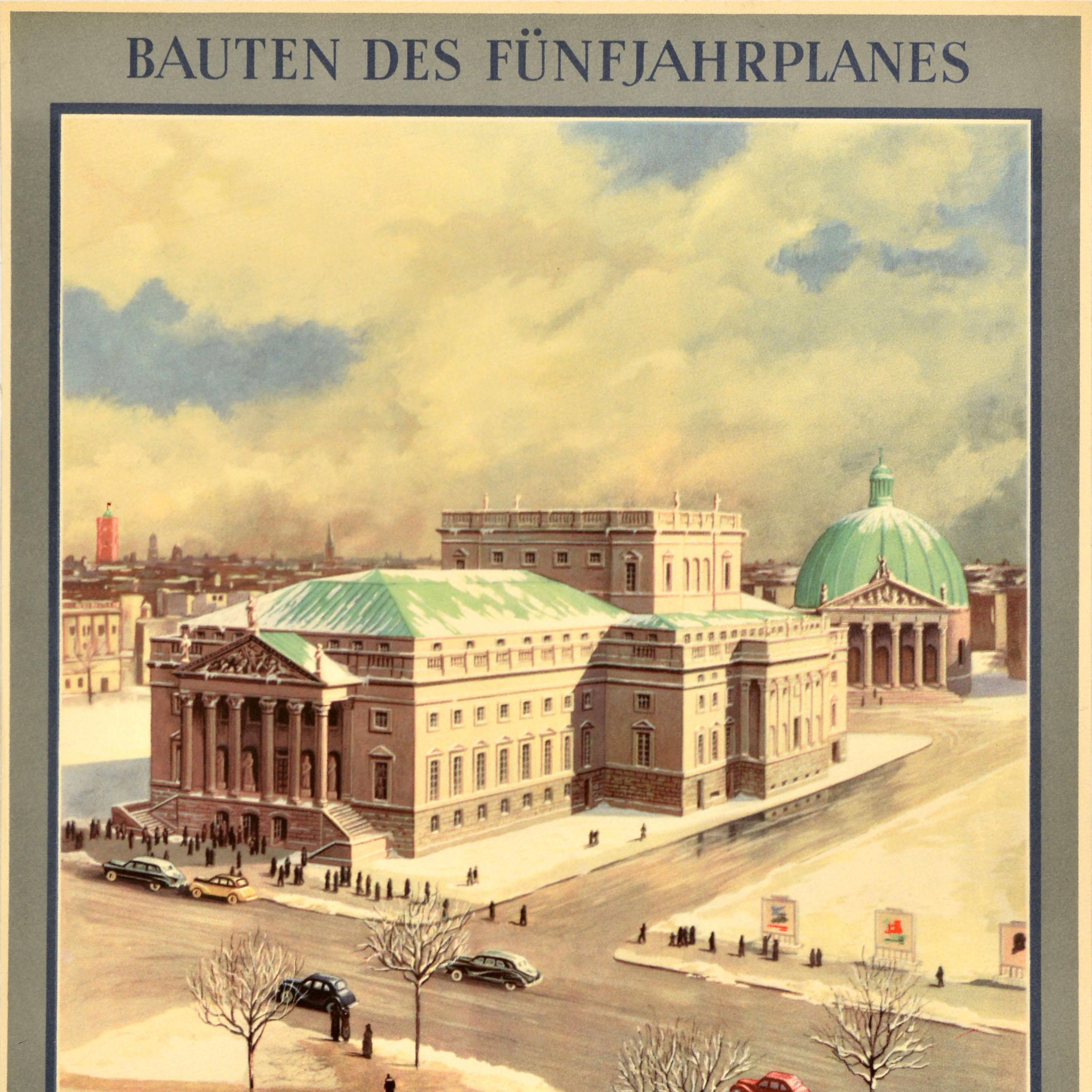 Affiche de propagande originale émise par l'Allemagne de l'Est (Deutsche Demokratische Republik DDR / République démocratique allemande RDA) sous le titre Bauten des Funfjahrplanes / Bâtiments du plan quinquennal présentant une vue de l'historique