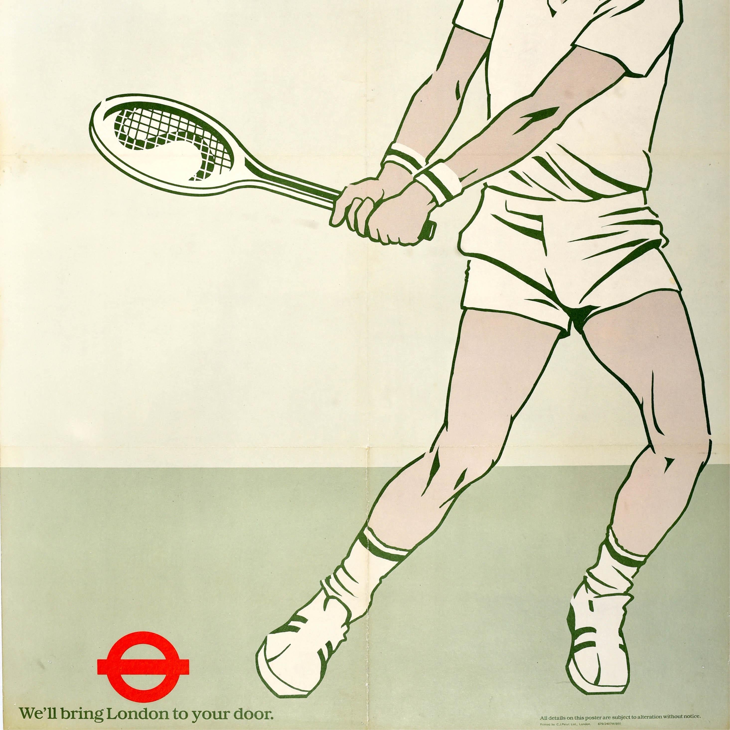 Cartel original vintage de deportes de verano de London Transport para Wimbledon '79 en el que aparece un hombre vestido con ropa blanca de tenis y balanceando su raqueta / raqueta con un logotipo redondo rojo de London Transport y el eslogan debajo