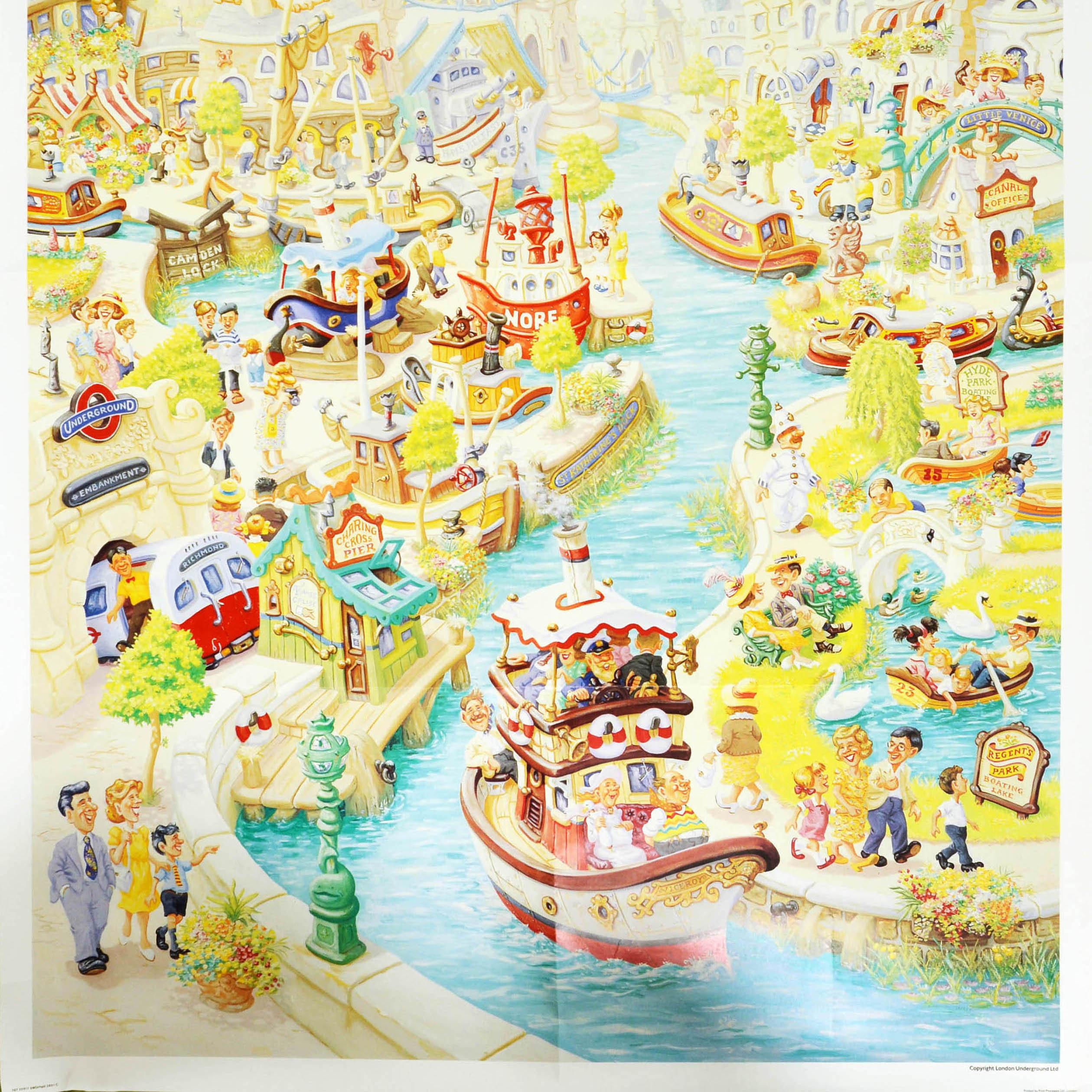 Affiche originale vintage du métro de Londres - Catch the boat by Tube - avec des illustrations colorées du peintre britannique Charles Shiels (1947-2012) représentant des scènes le long de la Tamise, notamment des bateaux sur l'eau et une rame de