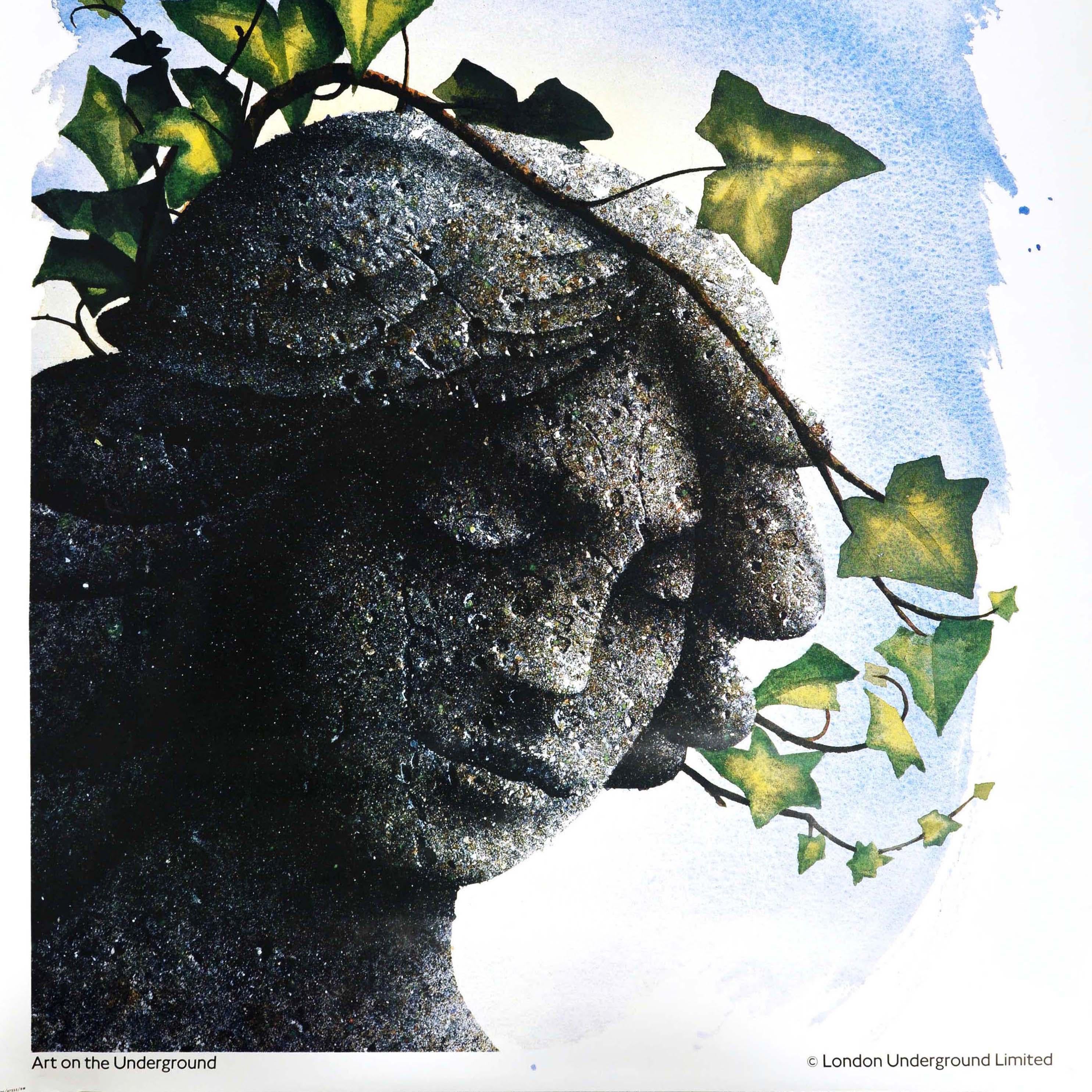 Poster vintage originale della metropolitana di Londra per il cimitero di Highgate Swains Lane N6, la stazione più vicina a Archway. Splendida opera d'arte che raffigura una pacifica lapide di una donna angelo con gli occhi chiusi e l'edera sulla
