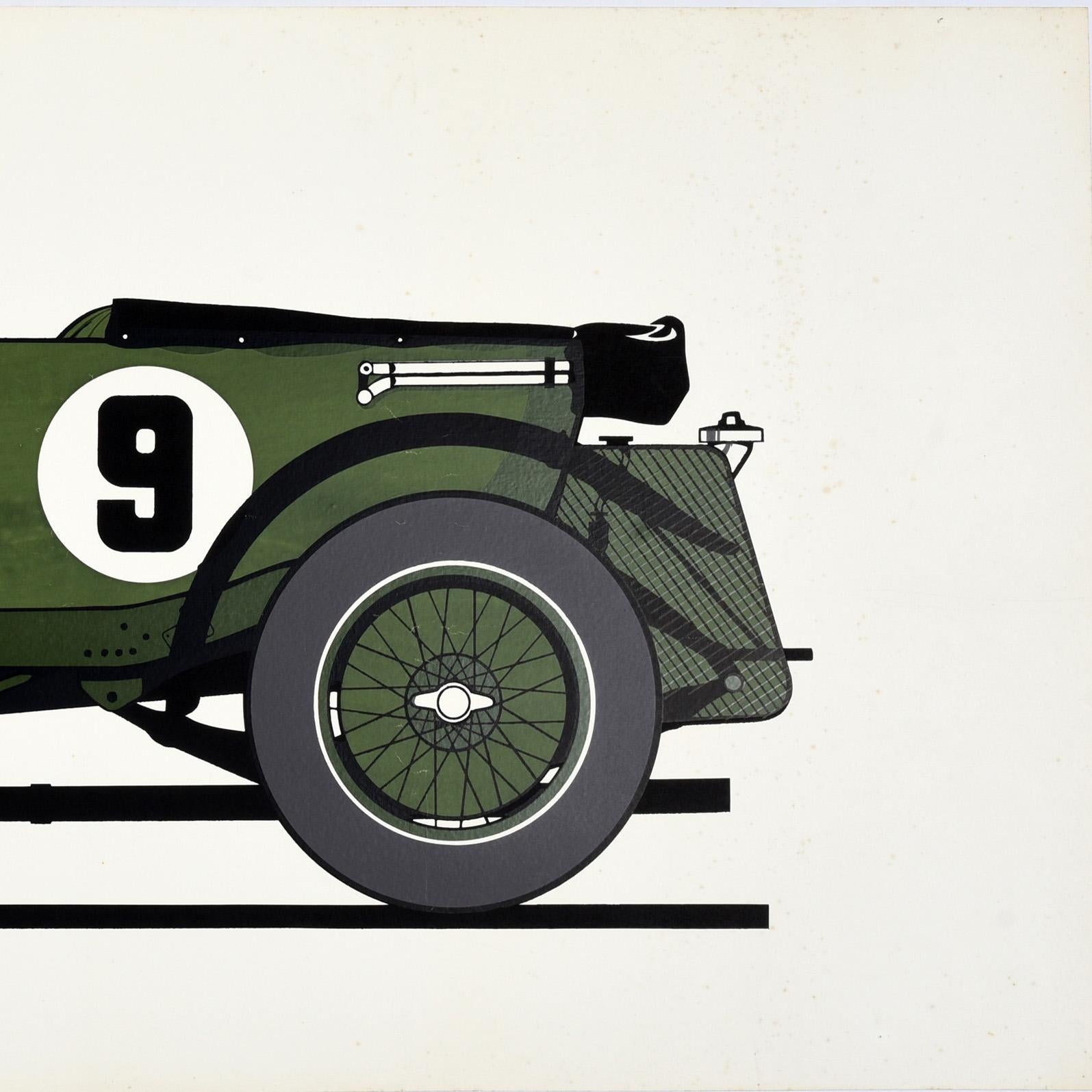 Poster originale d'epoca per l'auto da corsa Bentley da 4,5 litri del 1929 con una grande illustrazione di profilo laterale di una Bentley classica di colore verde contrassegnata dal numero 9, con la capote in tela aperta. Prodotta dal 1927 al 1931,