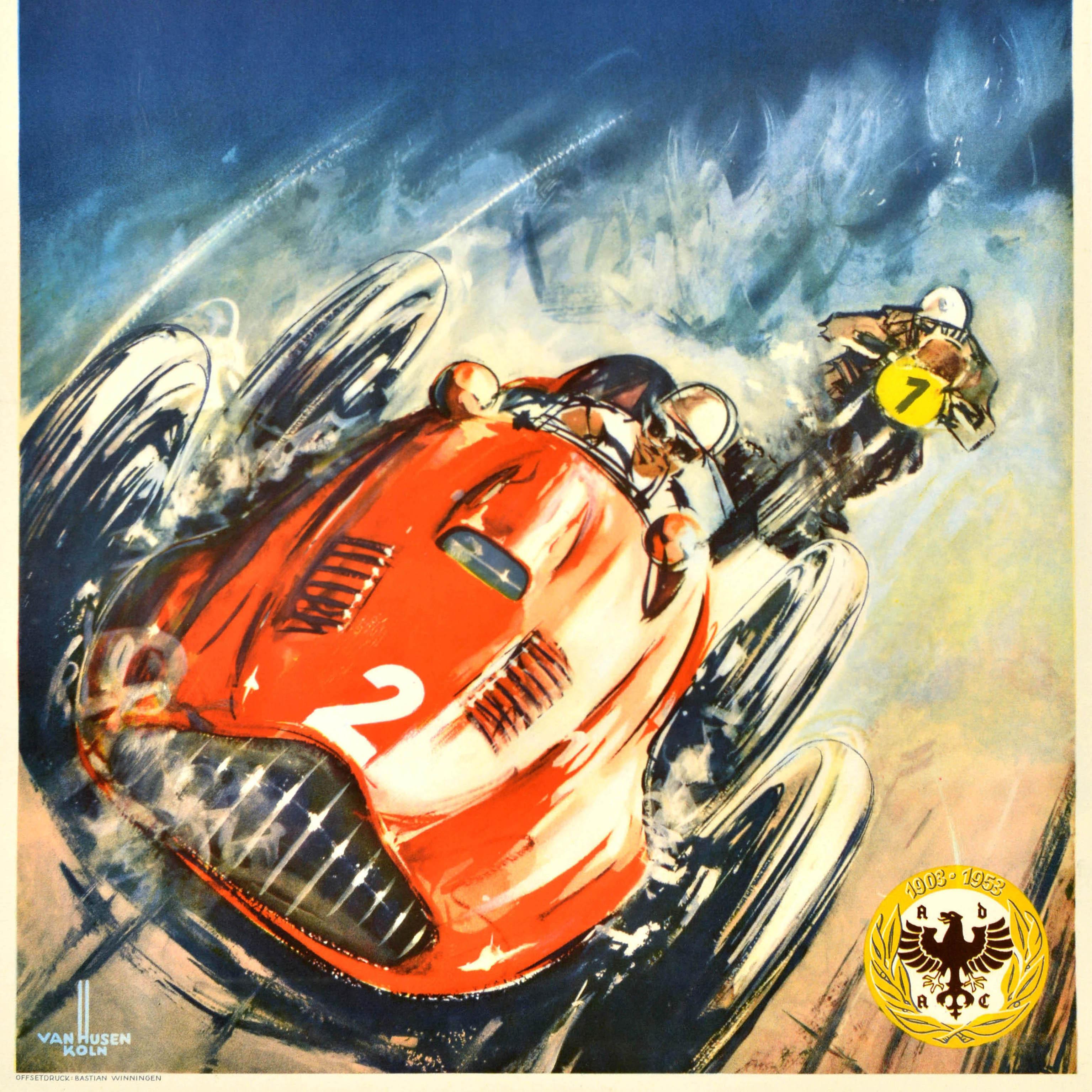 Originales Motorsportplakat für das XIX. Internationale ADAC Eifelrennen, das vom Allgemeinen Deutschen Automobil-Club (ADAC; gegründet 1903) am 26. August 1956 auf dem Nürburgring veranstaltet wurde. Das Plakat zeigt eine dynamische Illustration