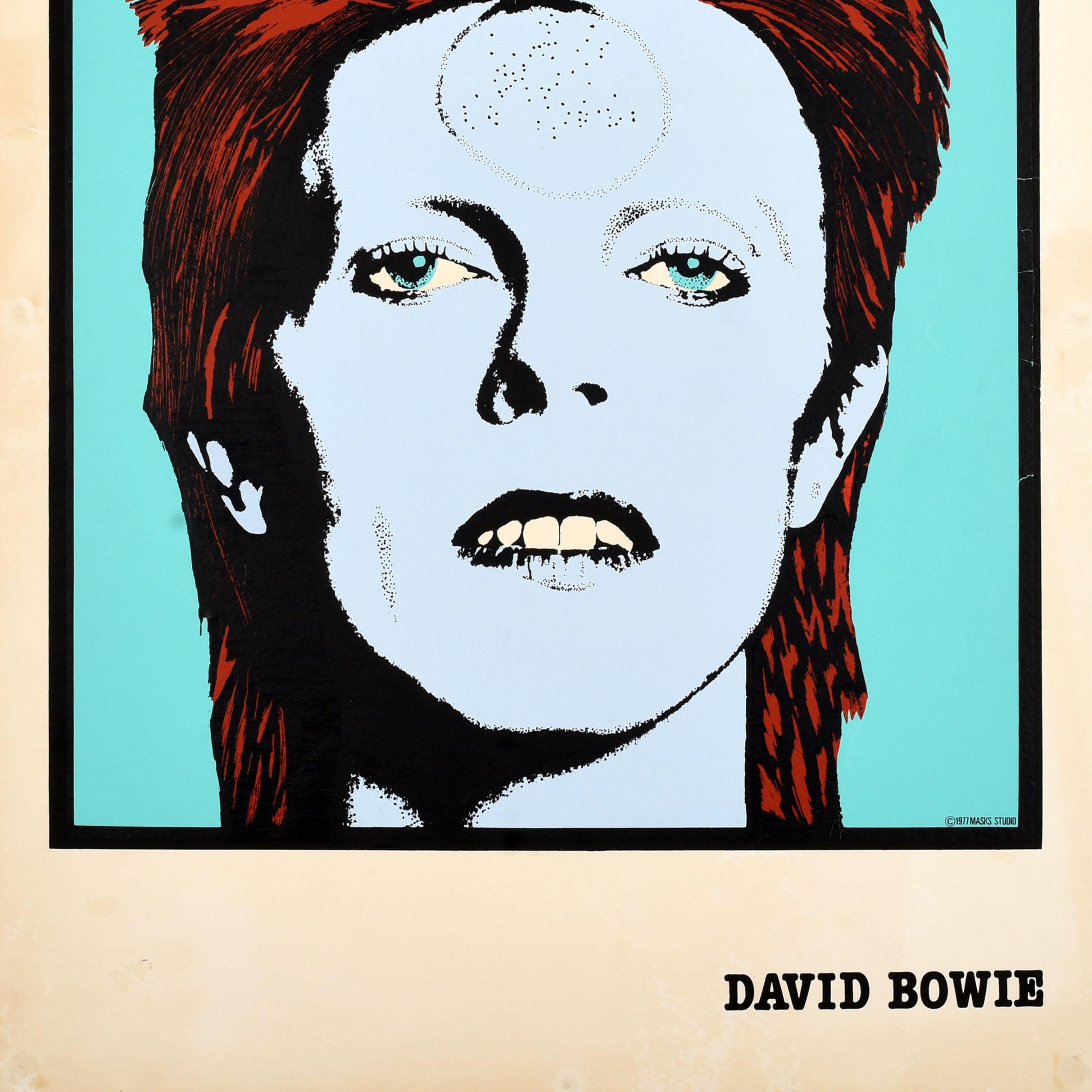 Affiche musicale vintage originale représentant un portrait coloré de David Bowie avec une coupe mulet rouge et une sphère astrale sur le front, à l'époque de son personnage Ziggy Stardust, de 1972 à 1973. Ziggy Stardust est un personnage de rock