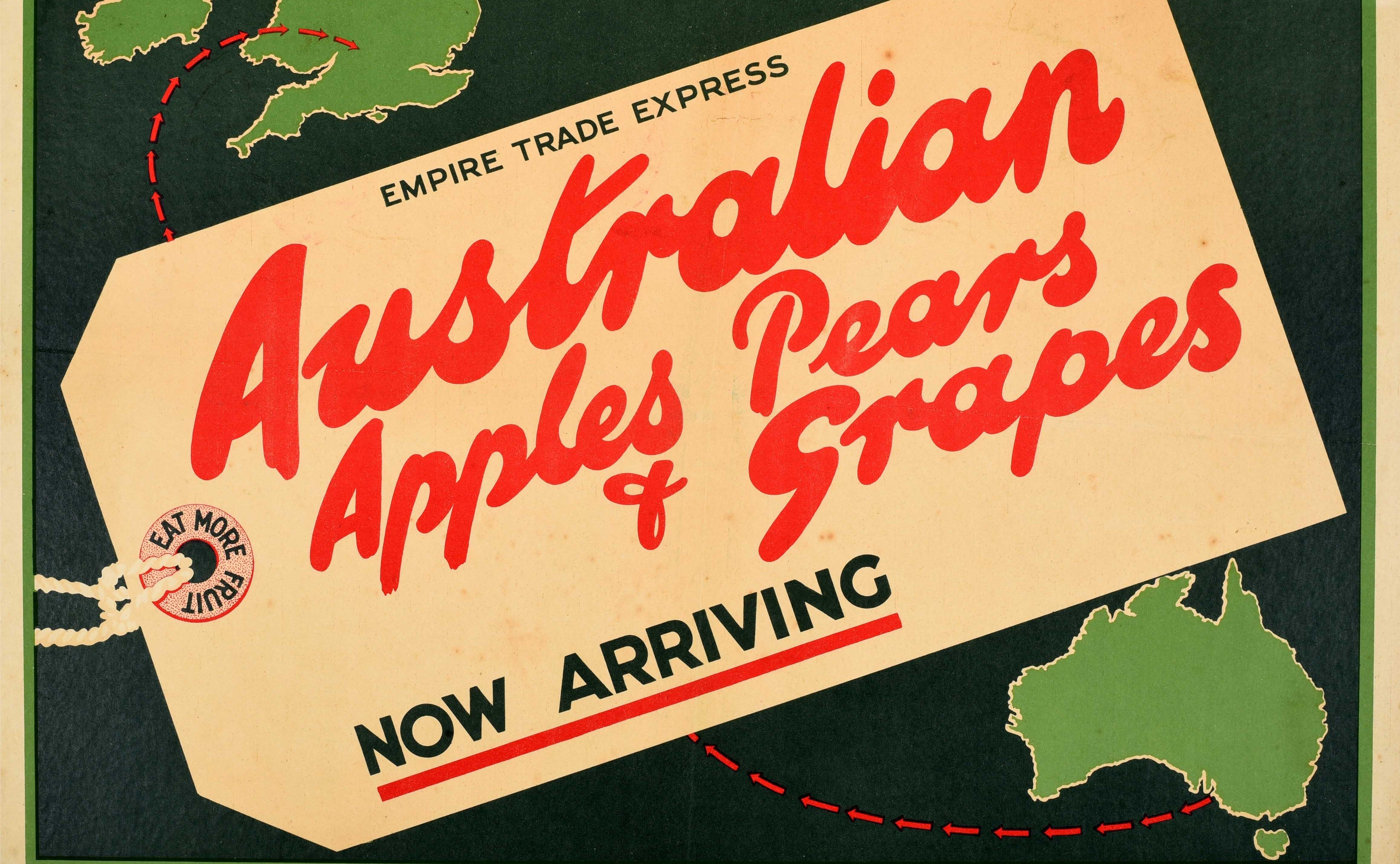 Original-Werbeplakat für Lebensmittel - Australian Apples Pears and Grapes Now arriving - mit einem großartigen Design, das ein Empire Trade Express-Gepäcketikett mit der Aufschrift Eat More Fruit um das Schnurloch herum zeigt, vor einem