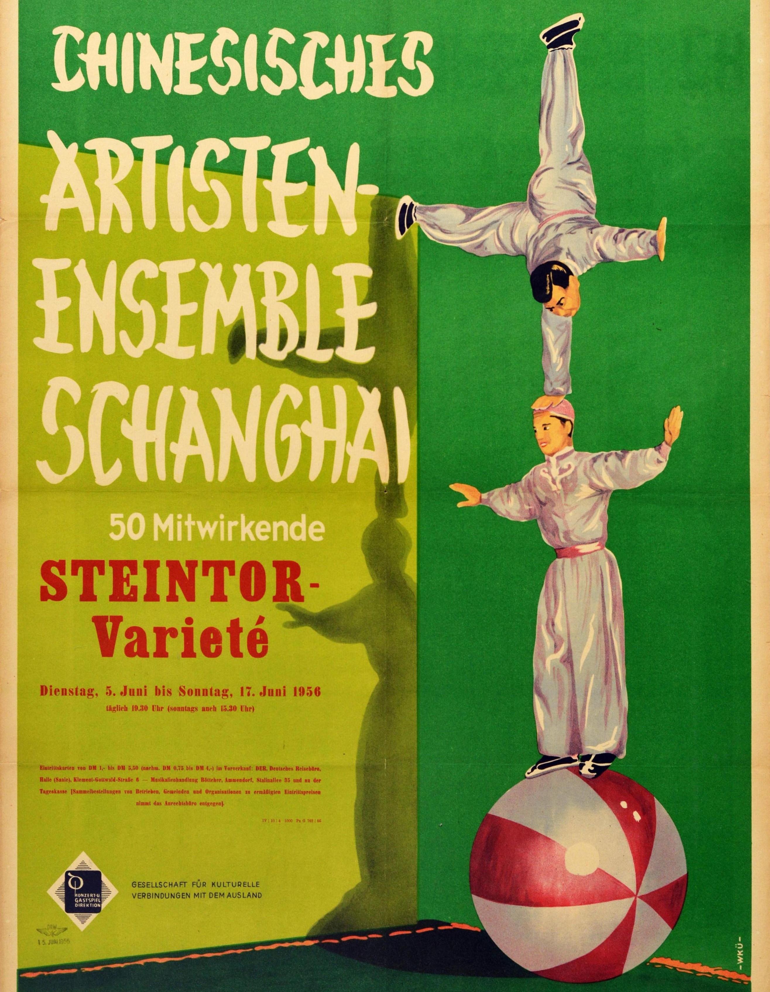 Cartel publicitario original de época de un espectáculo de variedades emitido por la Sociedad para las Relaciones Culturales con el Extranjero - Chinesisches Artisten Ensemble Schanghai 50 Mitwirkende Steintor Variete / Chinese Artists Ensemble