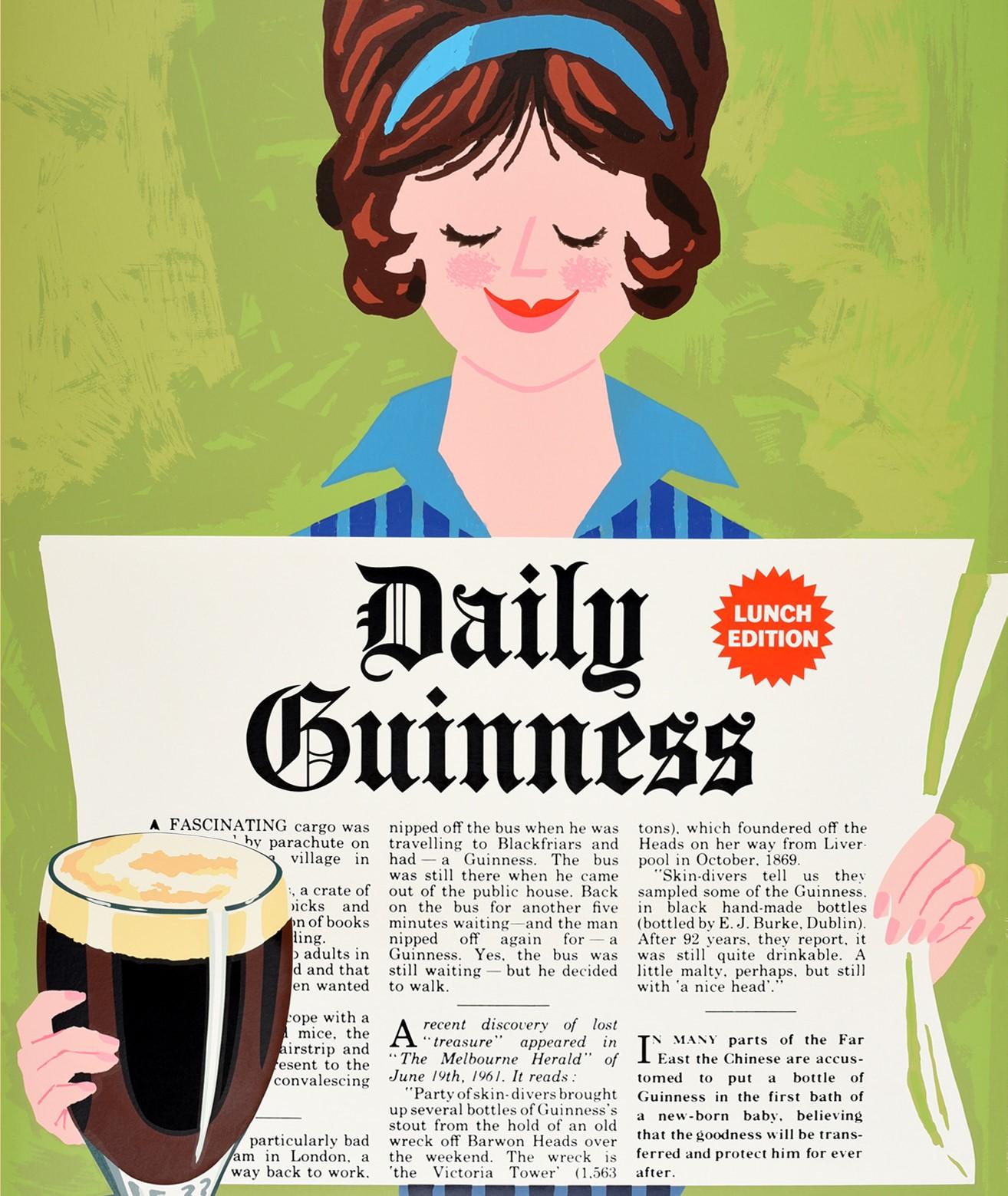 Cartel publicitario original de época de Guinness - Daily Guinness - en el que aparece una mujer sonriente con un vestido azul a rayas leyendo la edición del almuerzo del periódico Daily Guinness y sosteniendo un vaso de la cerveza negra irlandesa