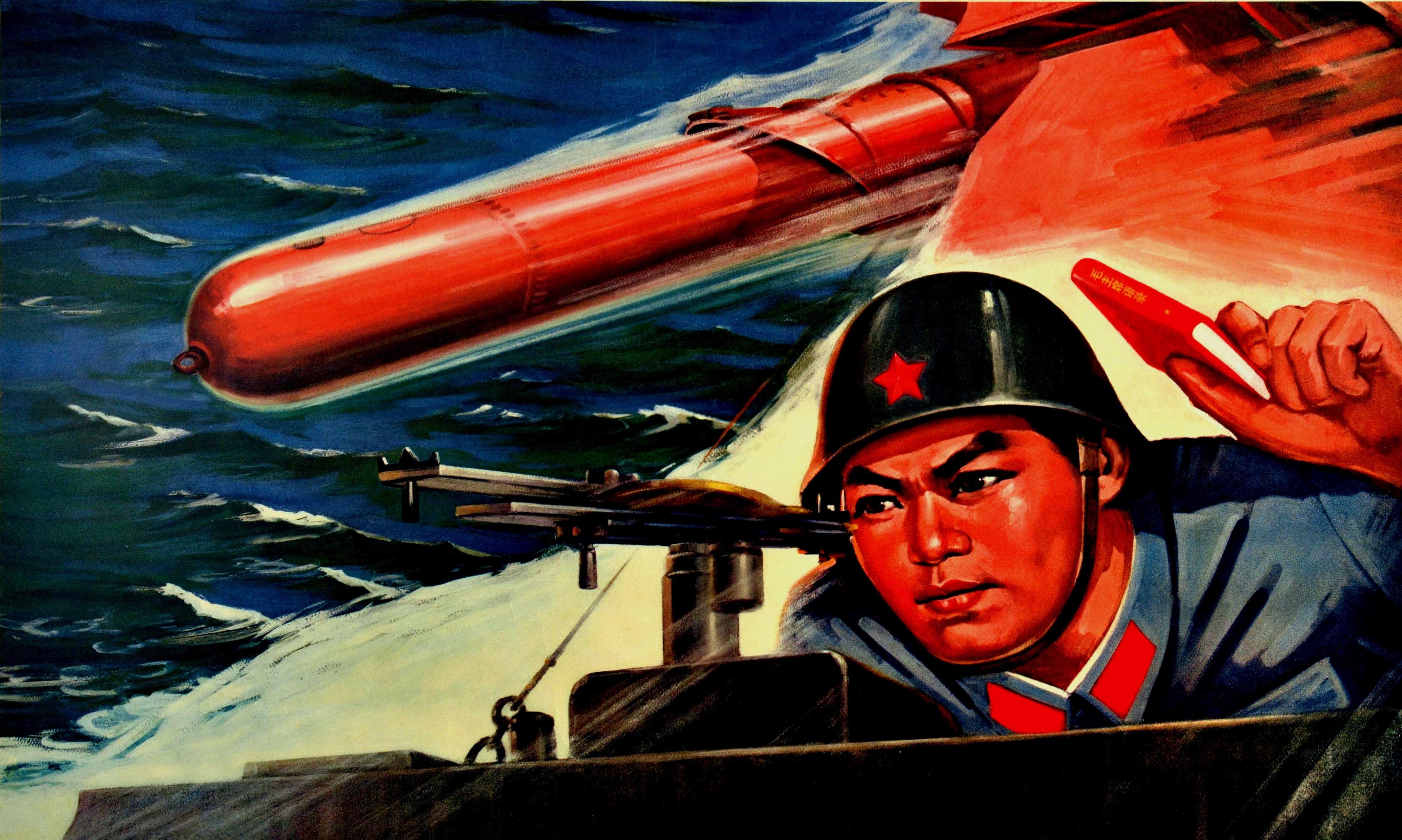 Originales altes chinesisches Propagandaplakat - Stand By To Annihilate Invading Enemies - mit einem dynamischen militärischen Design, das einen jungen Soldaten in Uniform und mit einem Helm mit rotem Stern darauf zeigt, der ein Exemplar des Kleinen