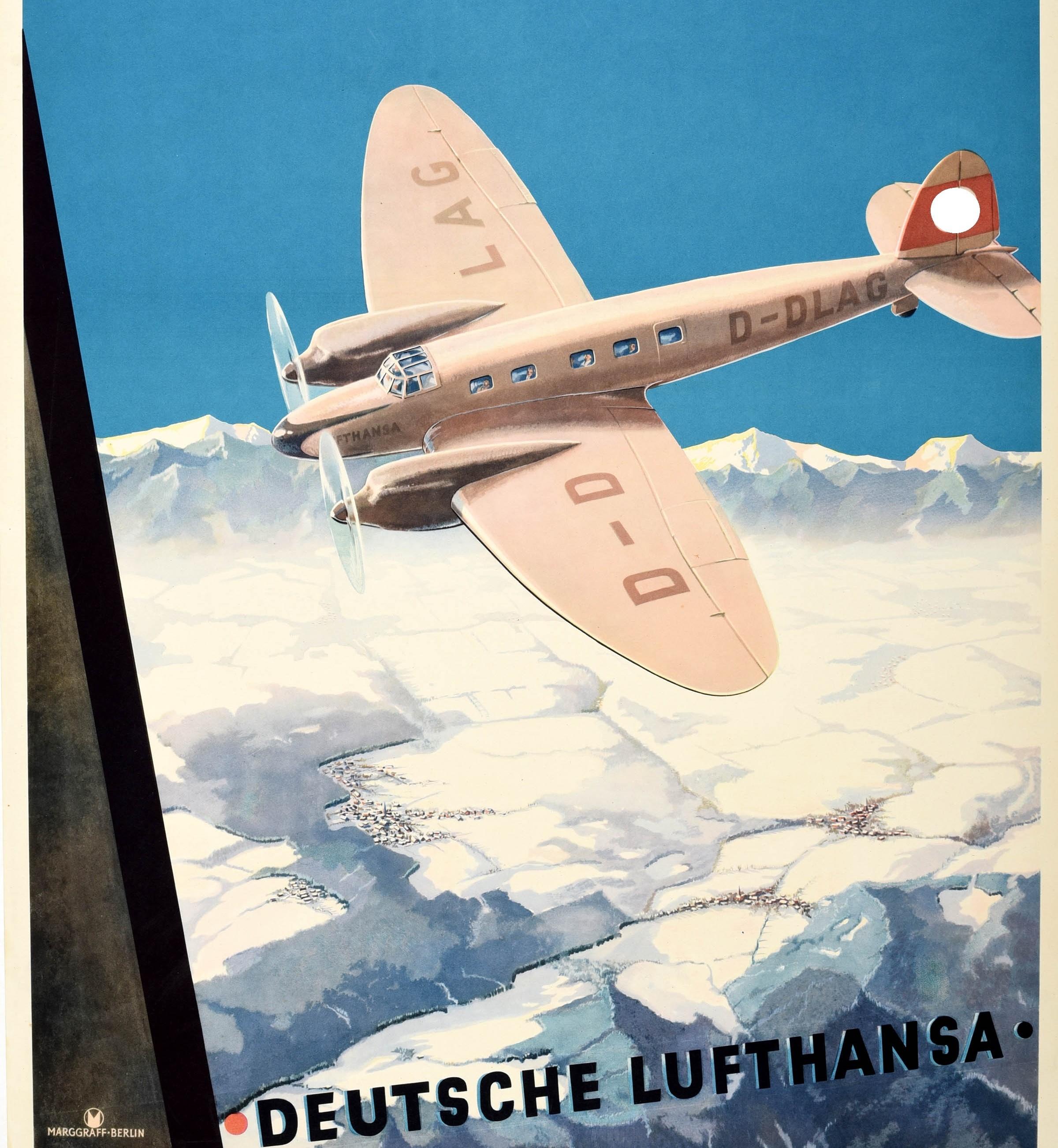 ¡Cartel publicitario original de época de Deutsche Lufthansa Fly Also In Winter / Flyv-Ogsaa Om Vinteren! Magnífica ilustración que muestra una vista desde la ventanilla de un avión sobre campos nevados y montañas coronadas de nieve en el horizonte,