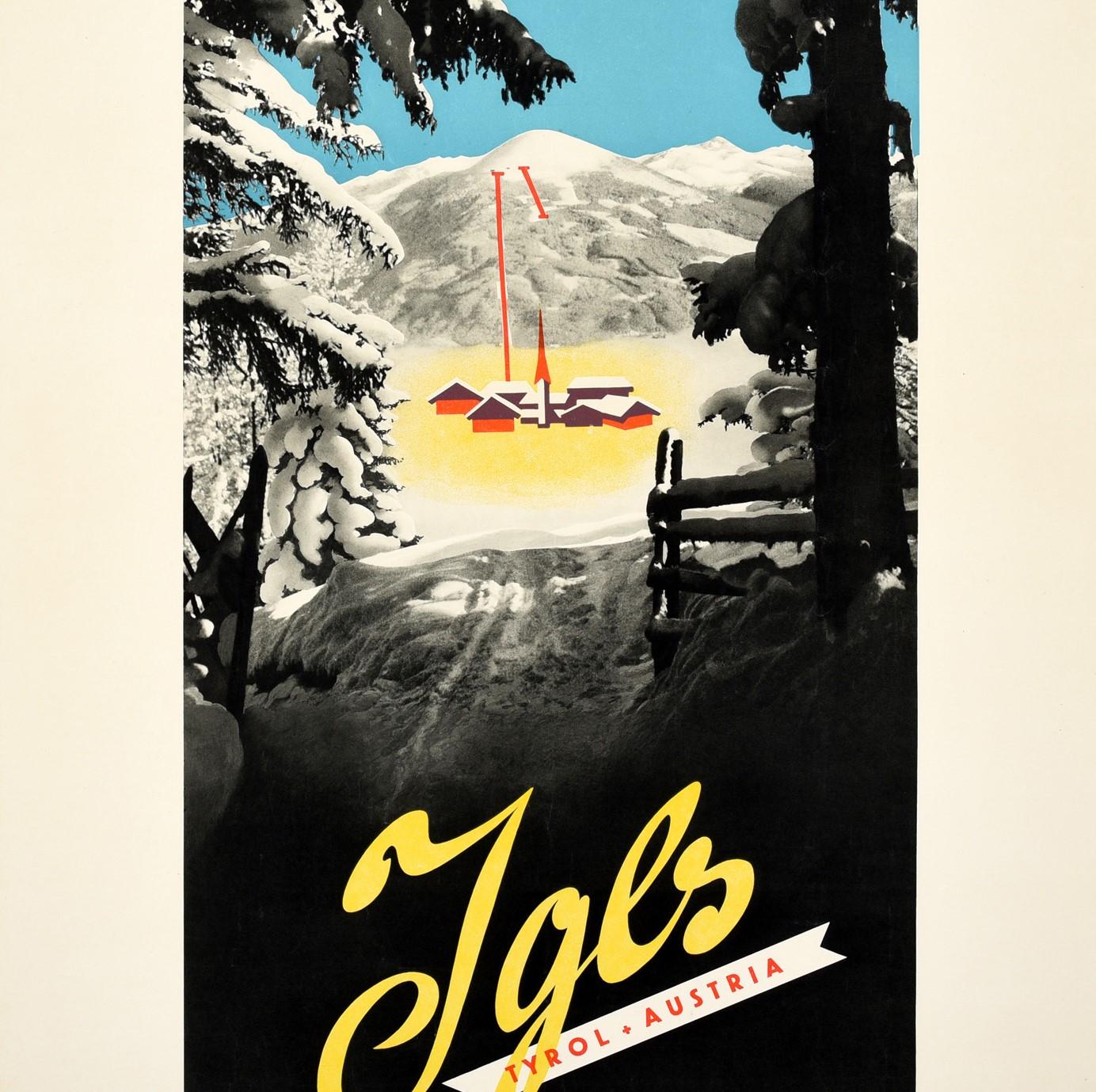 Poster d'epoca originale per Igls Tirol Austria con un disegno in bianco e nero che raffigura una vista panoramica invernale attraverso alberi innevati fino al villaggio che risplende di giallo con gli edifici e la guglia della chiesa a colori e gli