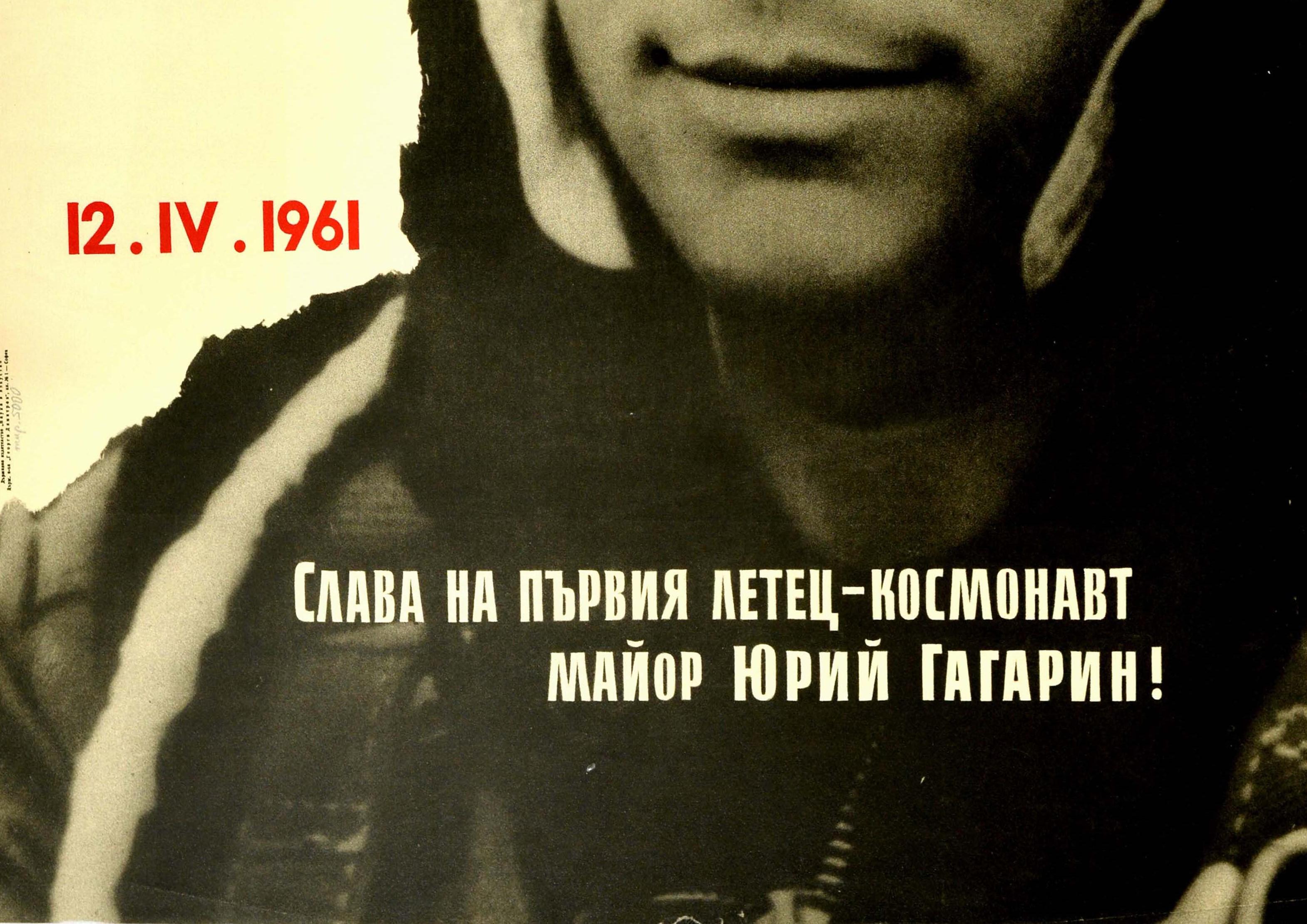 Original Vintage Poster Ehre für den ersten Kosmonauten Pilot Major Yuri Gagarin (Schwarz), Print, von Unknown