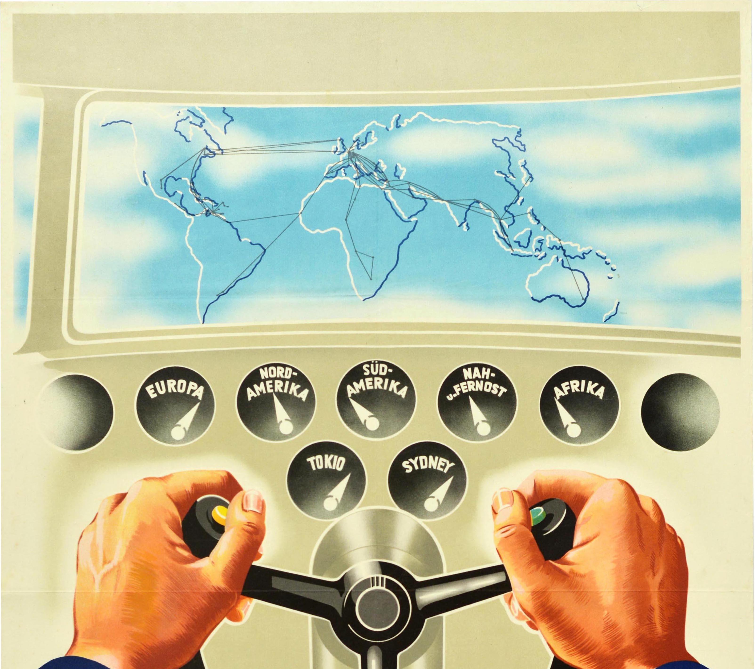 Poster d'epoca originale KLM Royal Dutch Airline Pilota che cura le mani Mappa della rotta - Print di Unknown