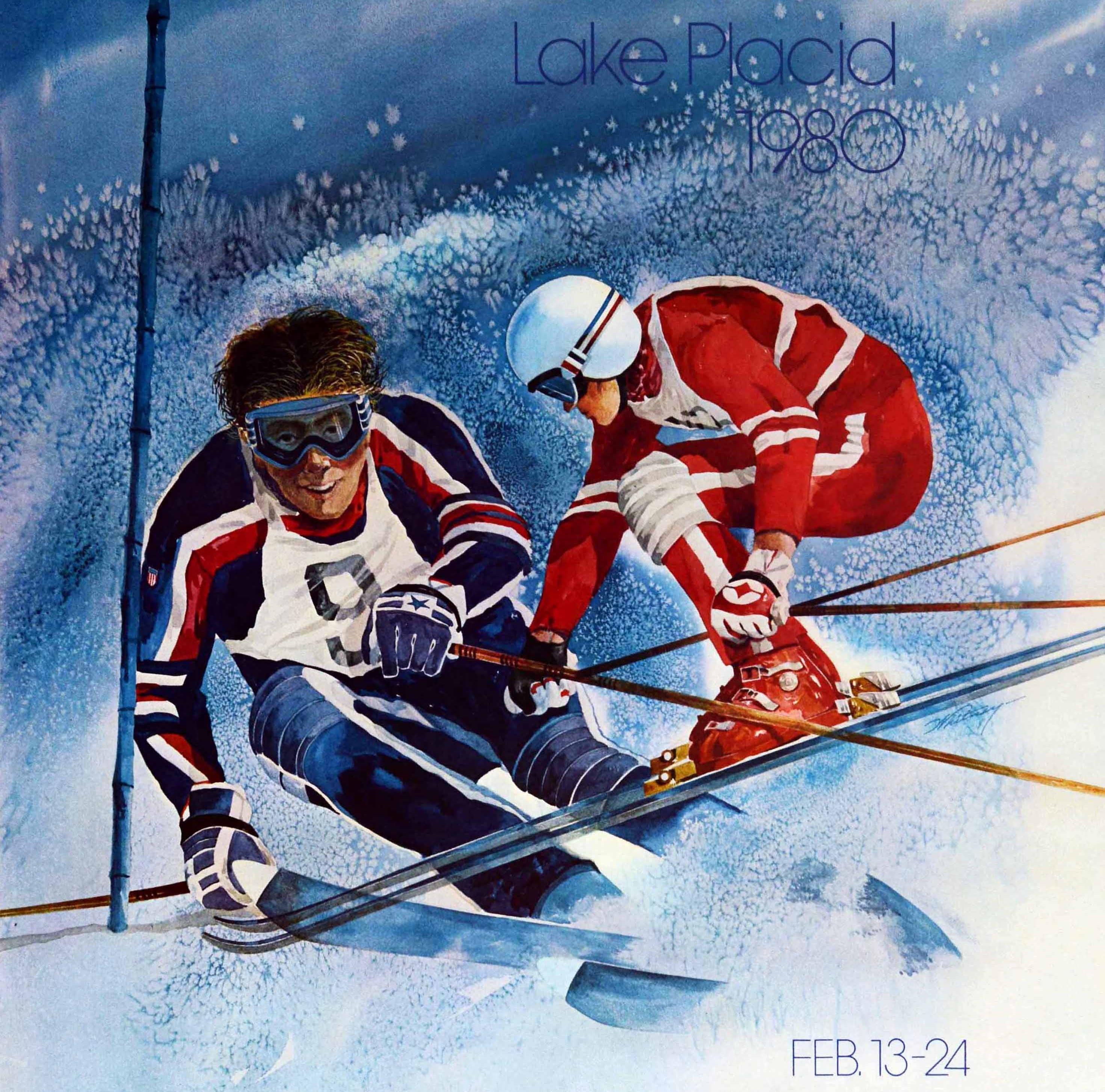Poster pubblicitario sportivo originale d'epoca per i XIII Giochi Olimpici Invernali Lake Placid 1980, tenutisi a New York USA dal 13 al 24 febbraio, con un'illustrazione dinamica di due sciatori in tuta da sci rossa, blu e bianca, uno che scia in