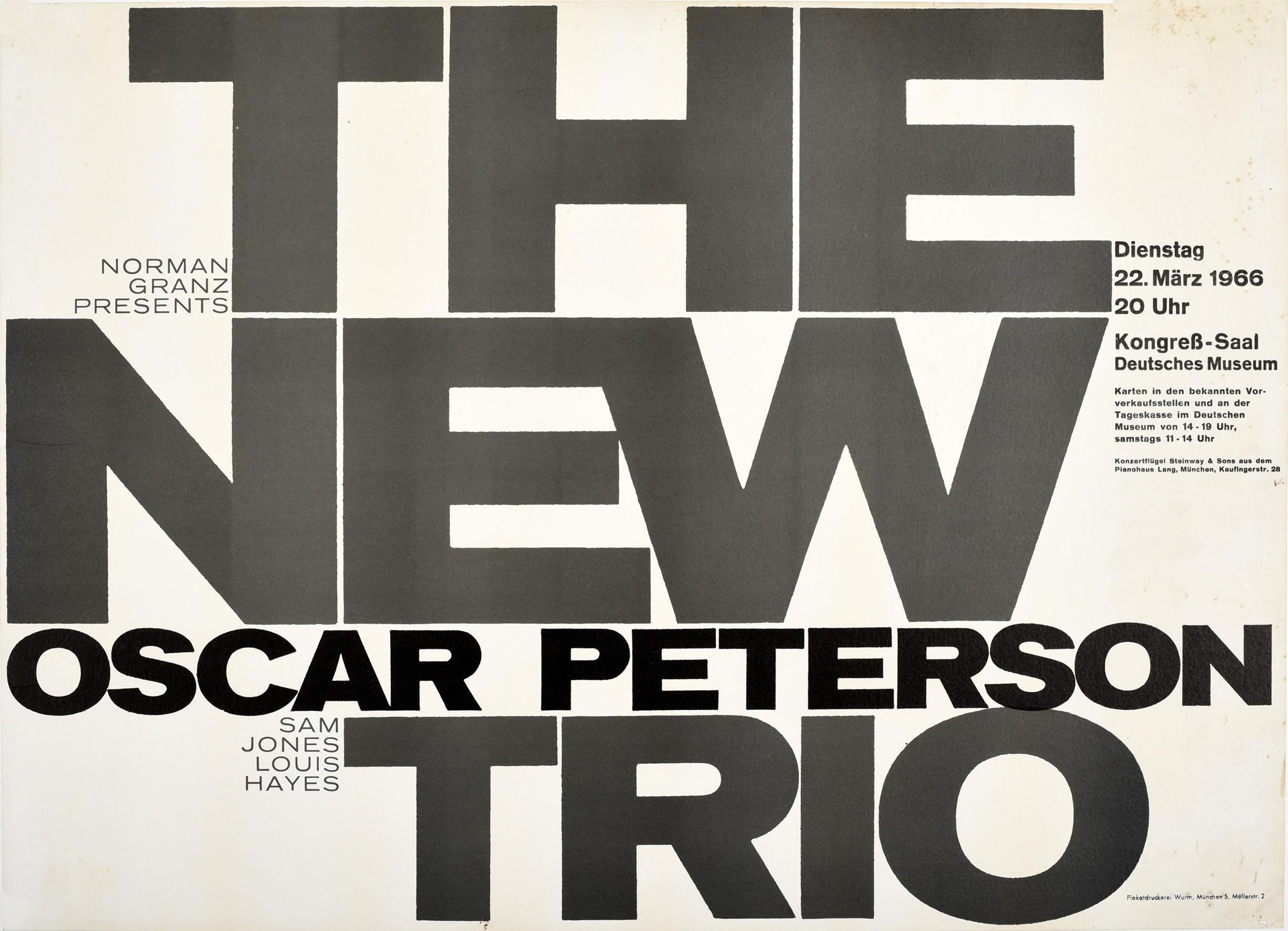 Original-Werbeplakat für Jazzmusik - Norman Granz presents The New Oscar Peterson Trio Sam Jones Louis Hayes - für ein Konzert am 22. März 1966. Typografisch gestaltet, mit dem fetten Titelschriftzug in der Mitte und dem Rest des Textes an der