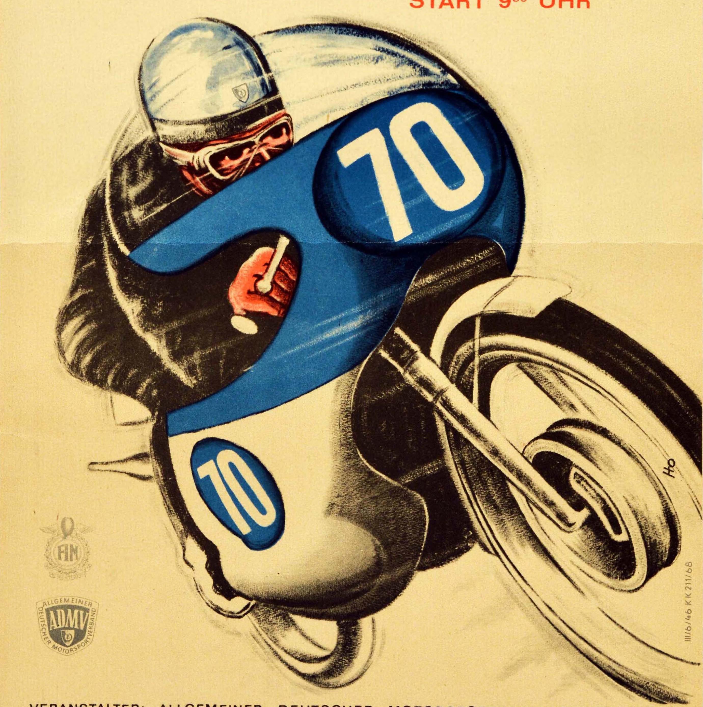 Affiche originale de course de moto d'époque pour le Grand Prix de la RDA / GDR (République démocratique allemande) qui s'est déroulé le 14 juillet 1968 sur le circuit Sachsenring à Hohenstein-Ernstthal. L'affiche présente un dessin dynamique d'un