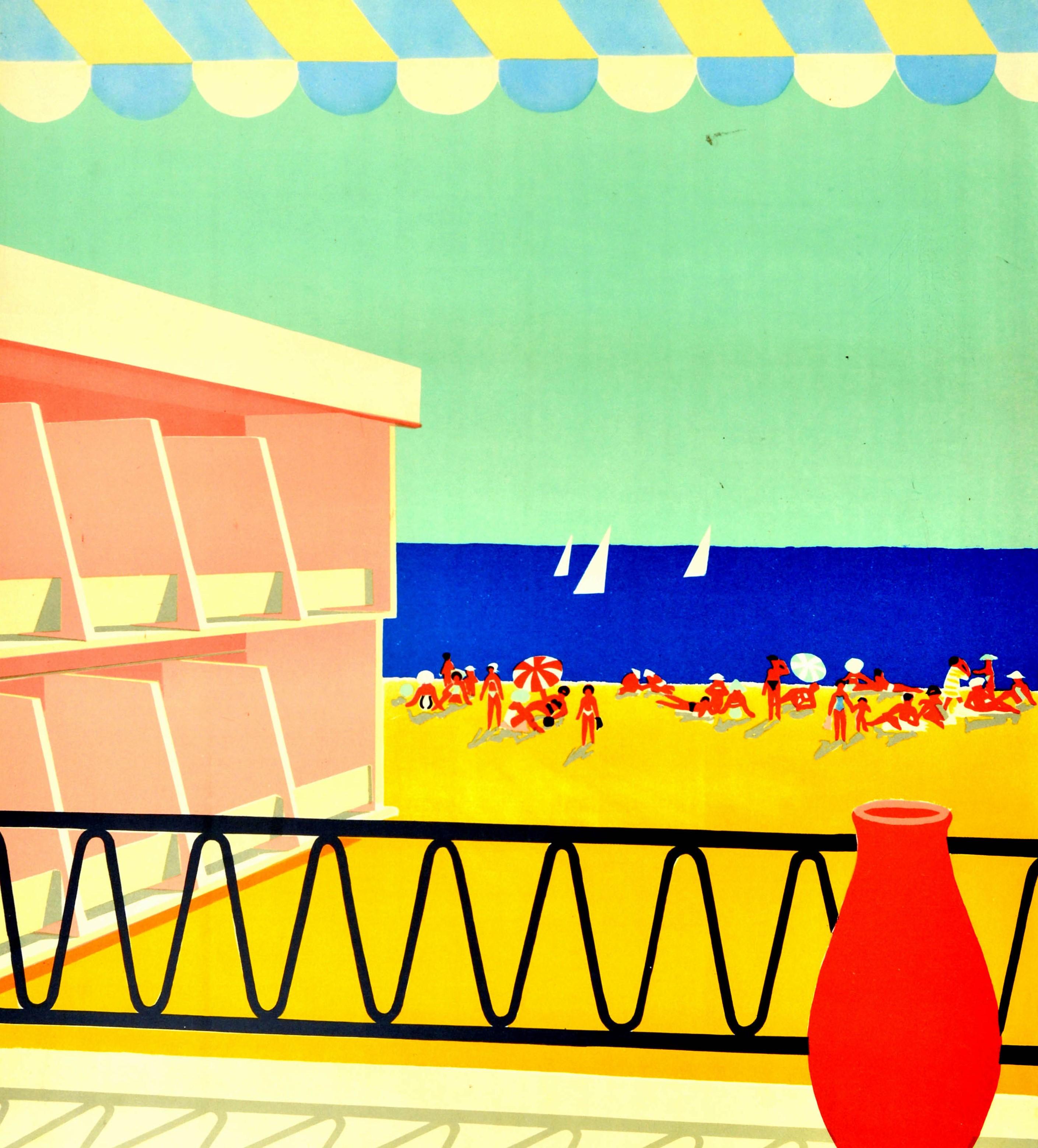 Cartel publicitario de viajes original de época para Солнечный Берег Болгария Бал�кантурист / El Balkantourist de Sunny Beach, Bulgaria, con un diseño de estilo modernista de una vista panorámica desde un balcón de gente tomando el sol y disfrutando