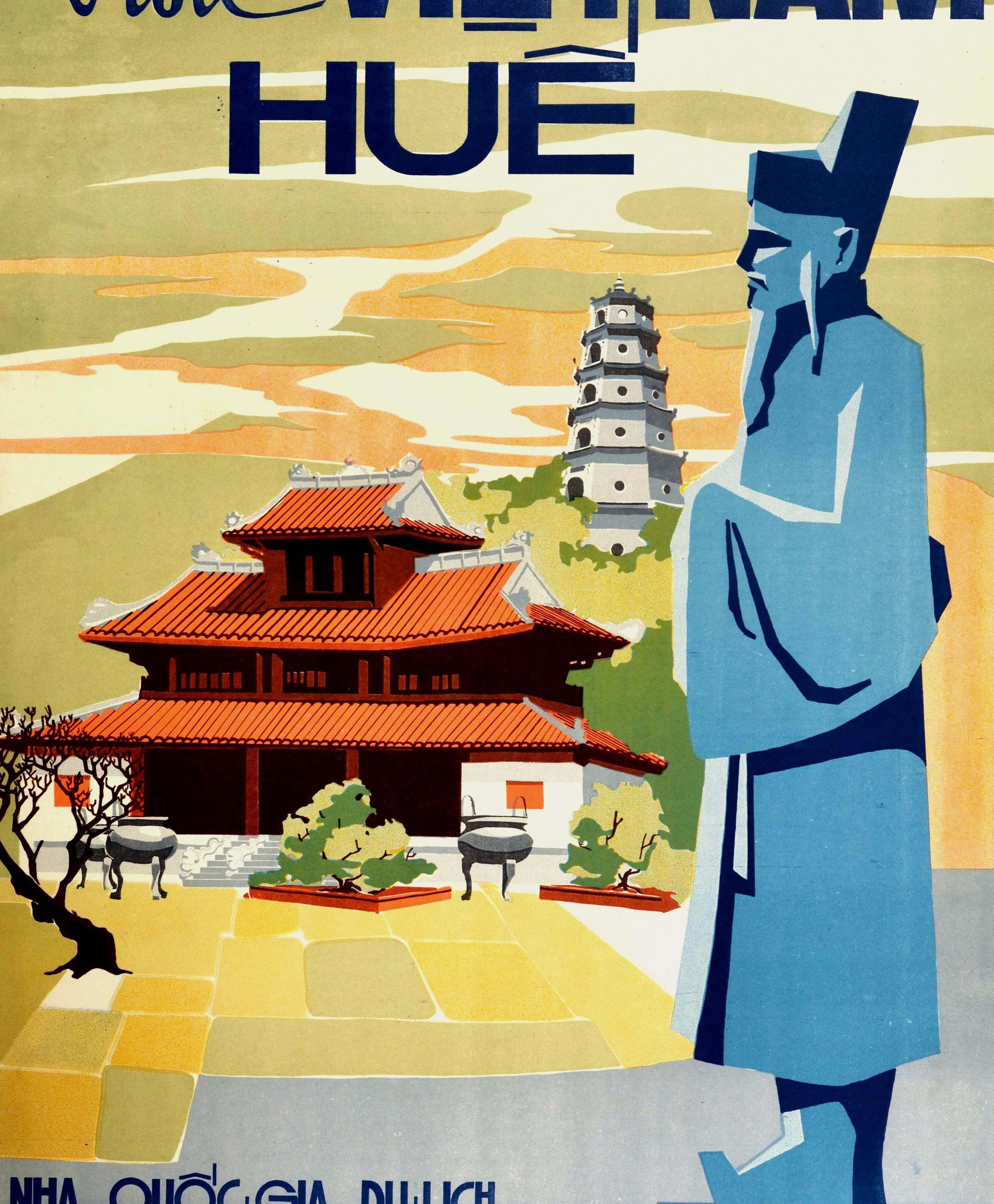 Original Vintage-Reiseplakat - Visit Vietnam Hue - mit einem farbenfrohen Design aus der Mitte des Jahrhunderts eines kaiserlichen Palastes mit der historischen Chua Thien Mụ alias Thien Mu / Pagode der himmlischen Dame und einer der Statuen aus dem