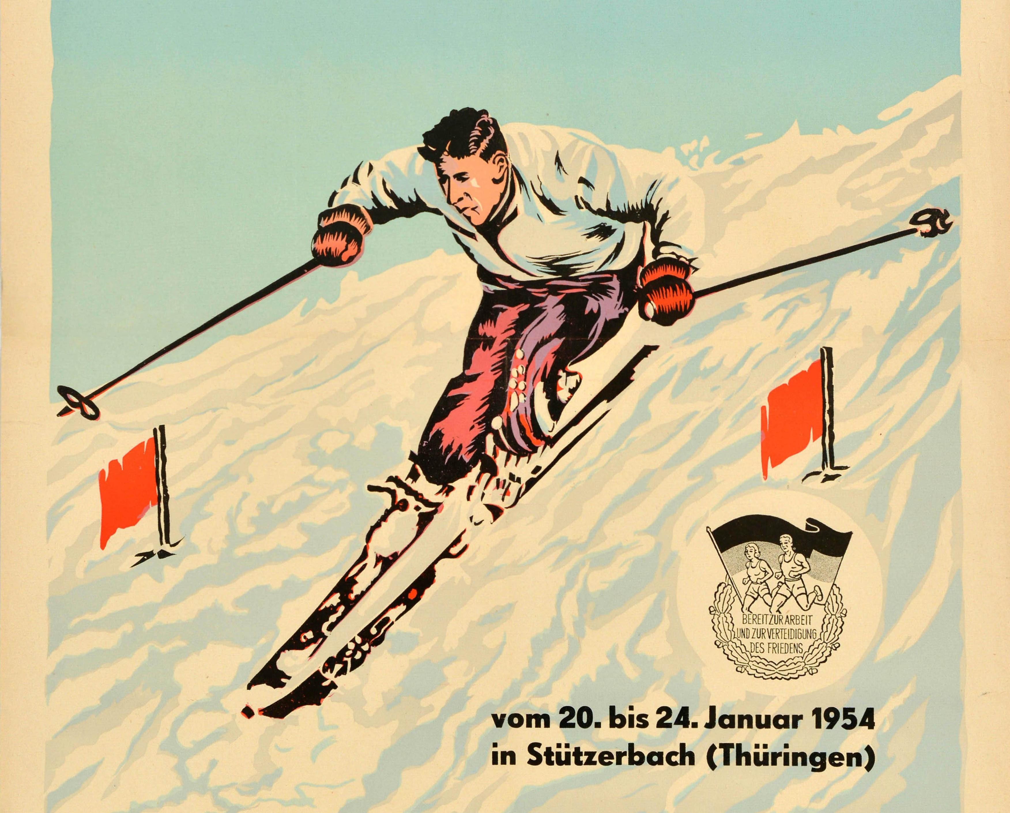 Original Vintage Sport Veranstaltungsplakat für die 2. Wintersport Meisterschaften der Cottbus Frankfurt Potsdam vom 20-24 Januar 1954 in Stutzerbach Thüringen. Dynamische Illustration eines Slalomfahrers, der zwischen zwei roten Fahnen den Hang