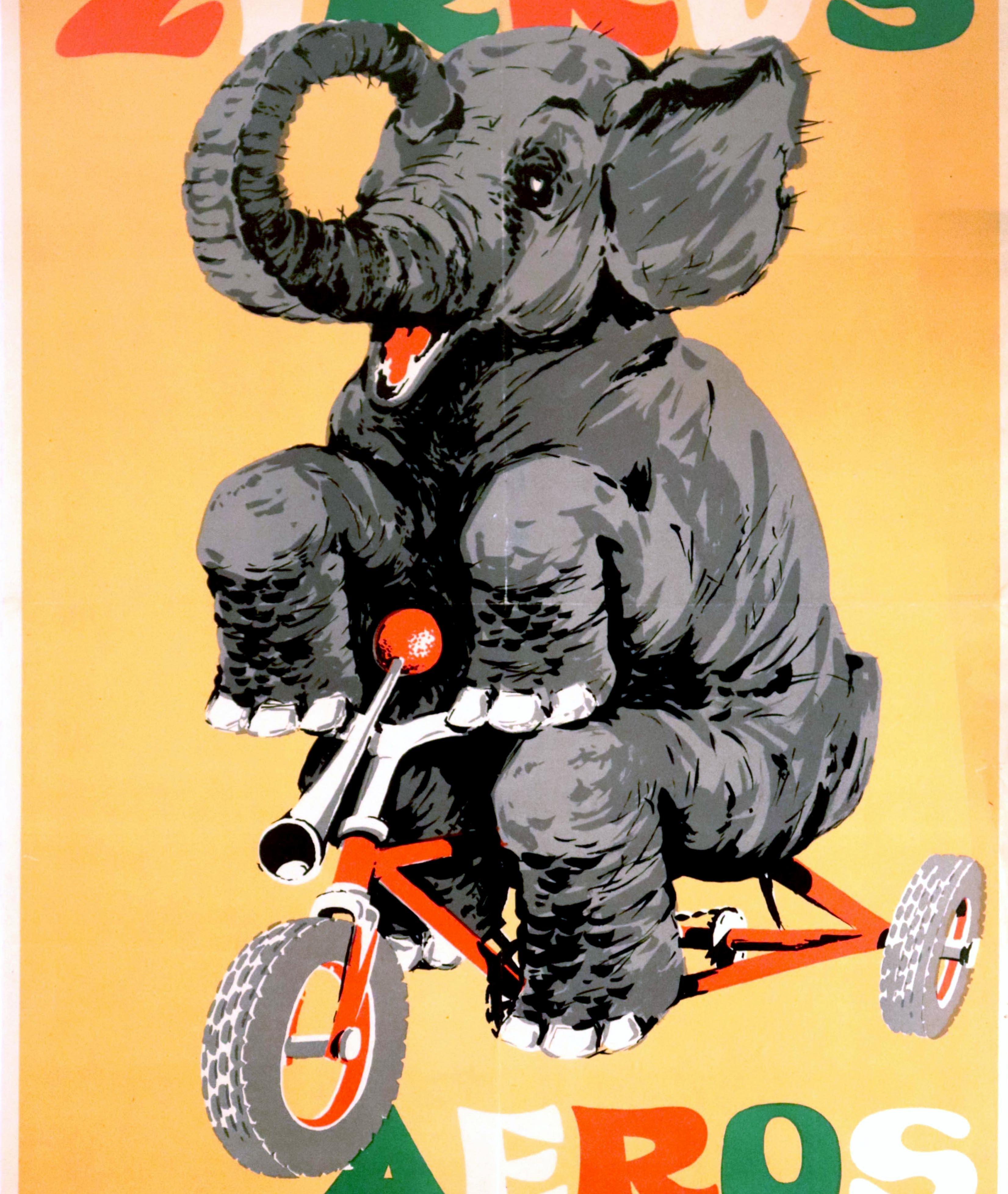 Original Vintage-Werbeplakat für eine Vorstellung von Delhi, dem radelnden Elefanten, im Zirkus Aeros mit einer lustigen, farbenfrohen Illustration eines grauen Elefanten, der auf einem roten Dreirad fährt, mit fetten orangefarbenen, weißen und