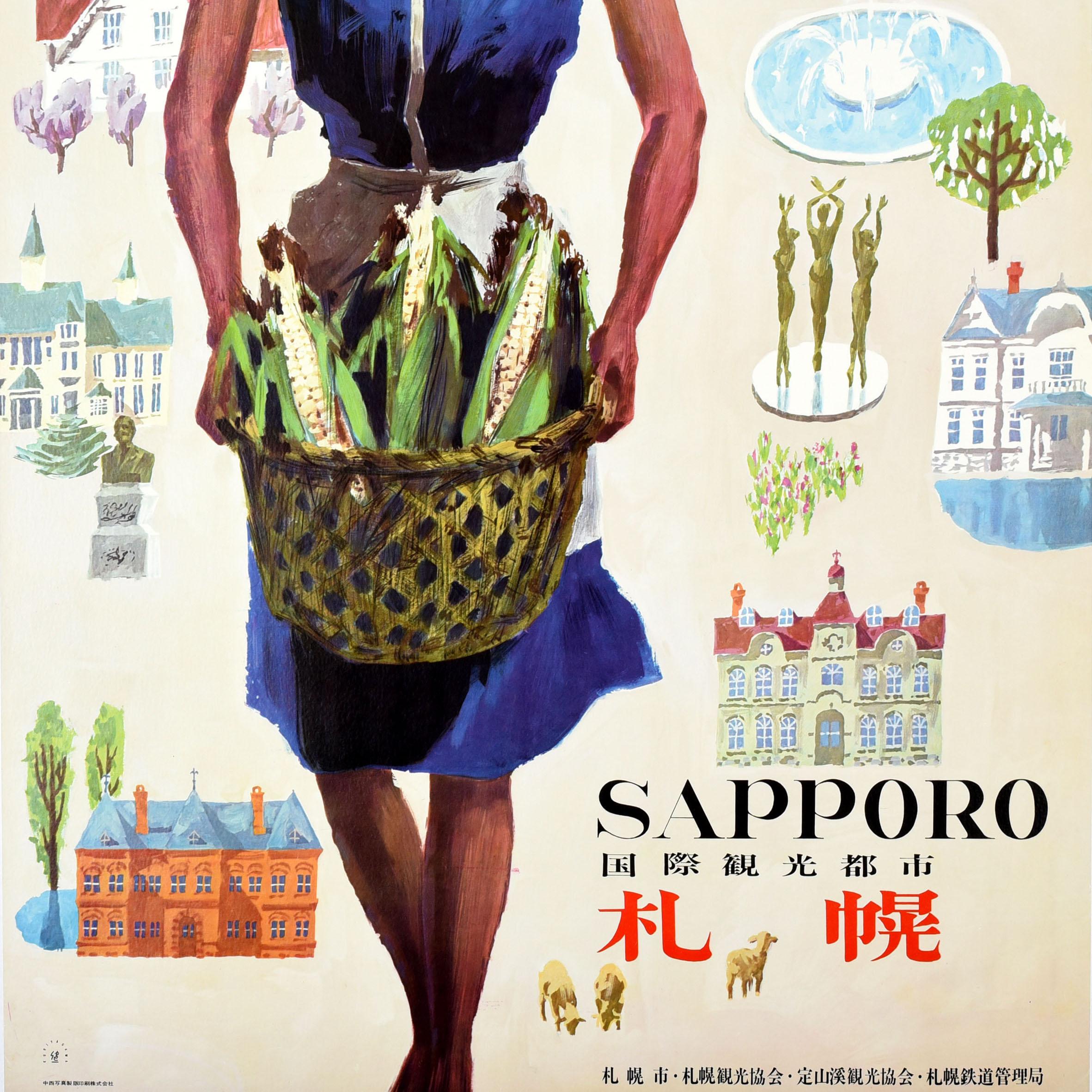 Original Vintage-Reiseplakat für Sapporo the Tourist City zeigt eine Dame, die einen Korb mit Mais trägt, mit Illustrationen der historischen und modernen Architektur der Stadt im Hintergrund, darunter ein Uhrenturm, ein rotes Backsteingebäude,