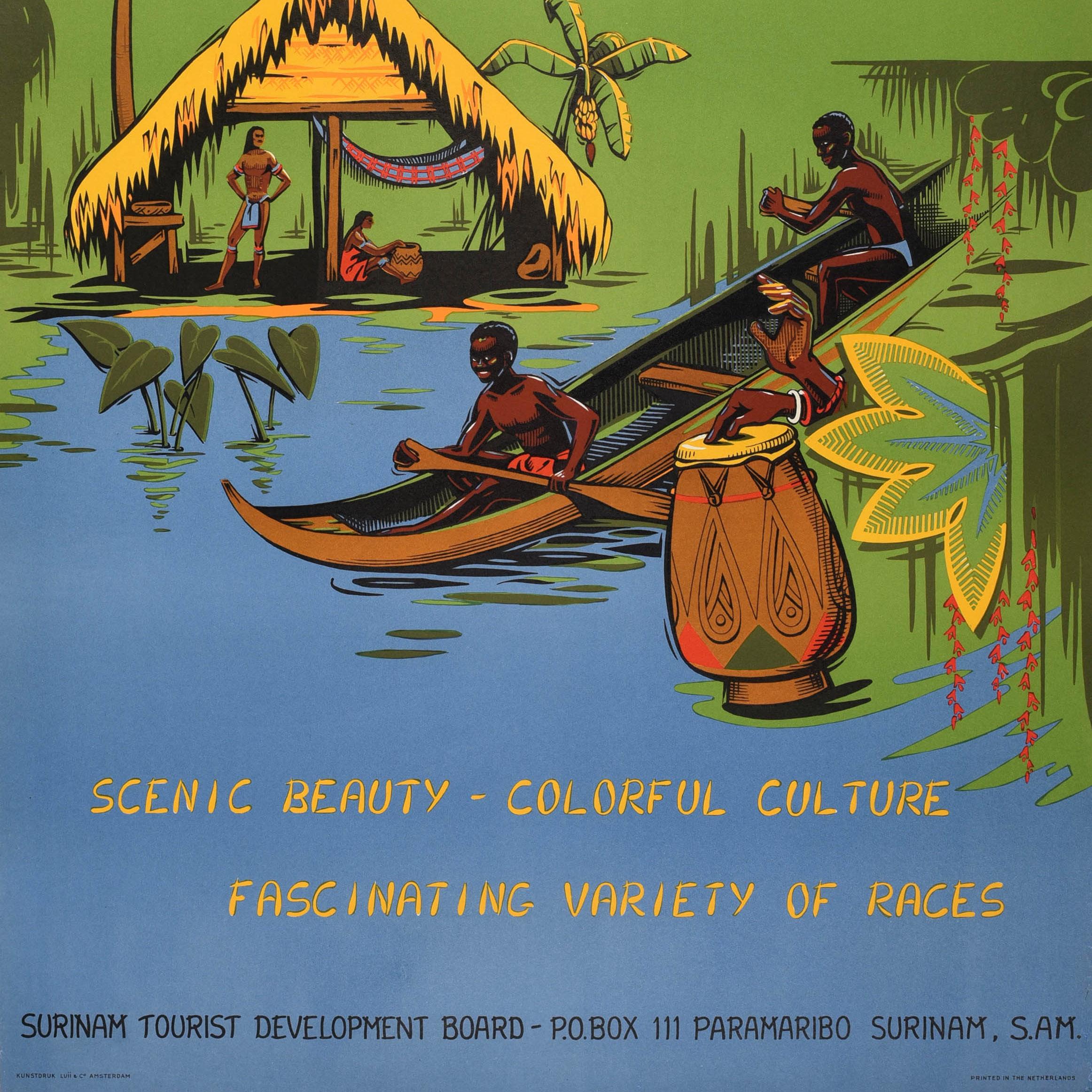 Original vintage Südamerika-Reiseplakat - Surinam An Explorer's Paradise Scenic Beauty Colourful Culture Fascinating Variety of Races - zeigt zwei Personen, die in einem Kanu auf einem blauen Fluss rudern, mit einem Paar trommelnder Hände im grünen