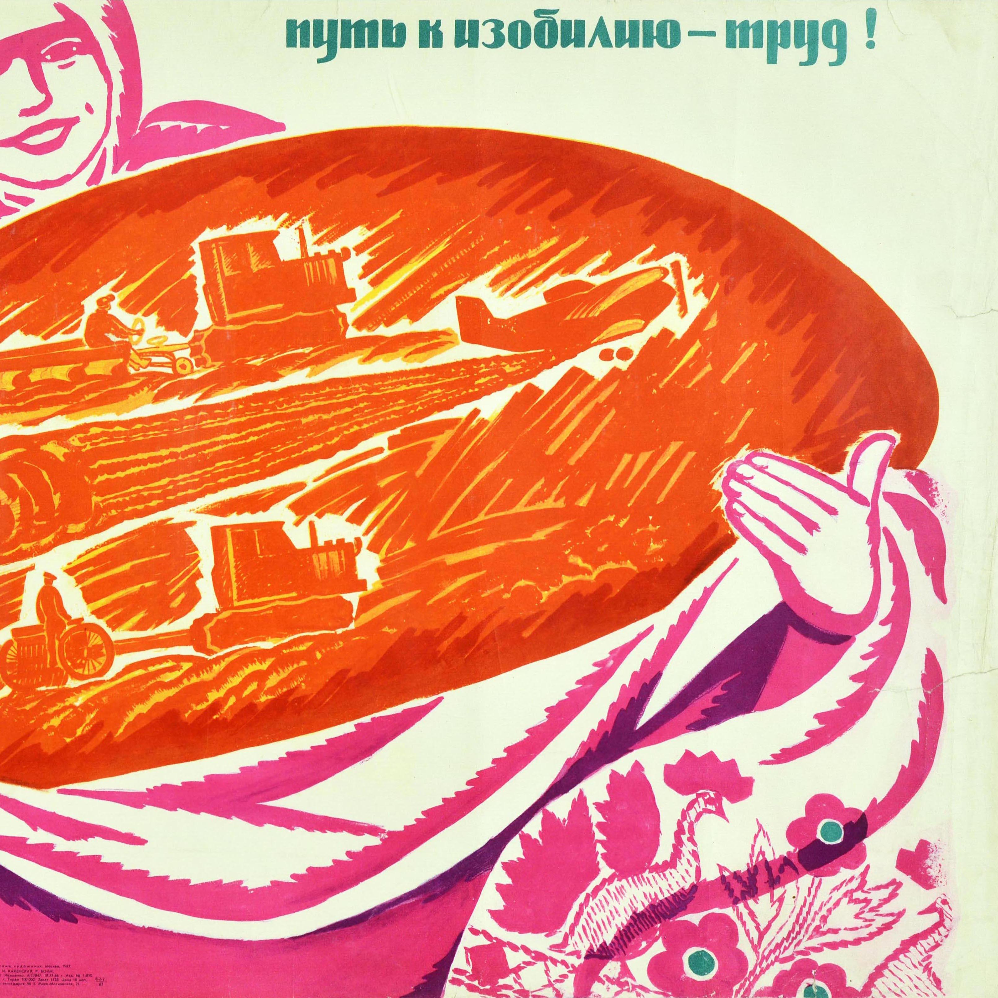 Original sowjetisches Propagandaplakat - Der Weg zum Reichtum ist harte Arbeit! Farbenfrohes Design mit einer lächelnden Dame, die einen großen Laib Brot auf einem traditionellen, mit Blumen und Vögeln verzierten Tuch hält, um den Betrachter