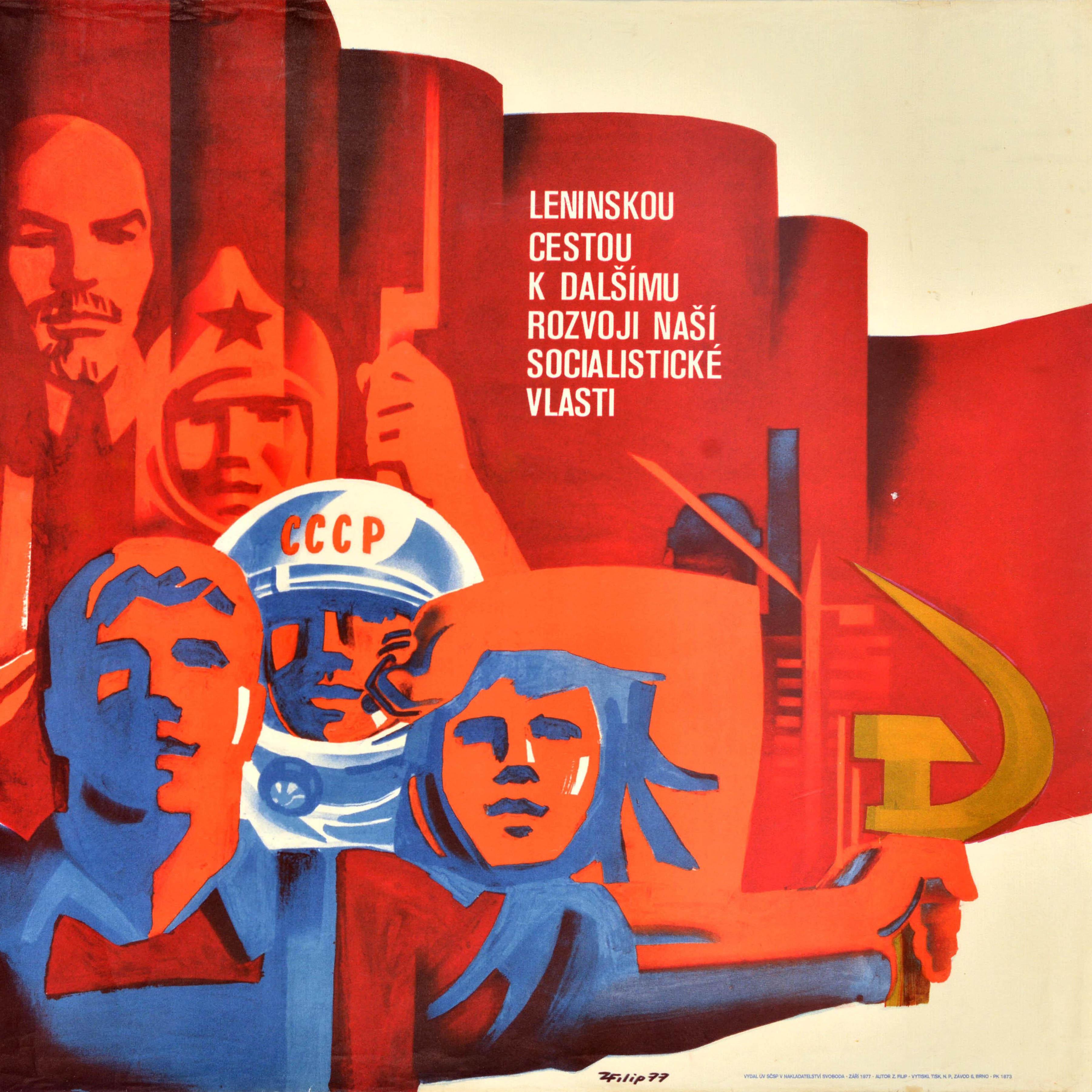 Affiche de propagande soviétique originale d'époque commémorant l'anniversaire de la Révolution d'Octobre, représentant un ouvrier en bleu de travail tenant une bannière rouge et une faucille et un marteau, un cosmonaute portant un casque spatial