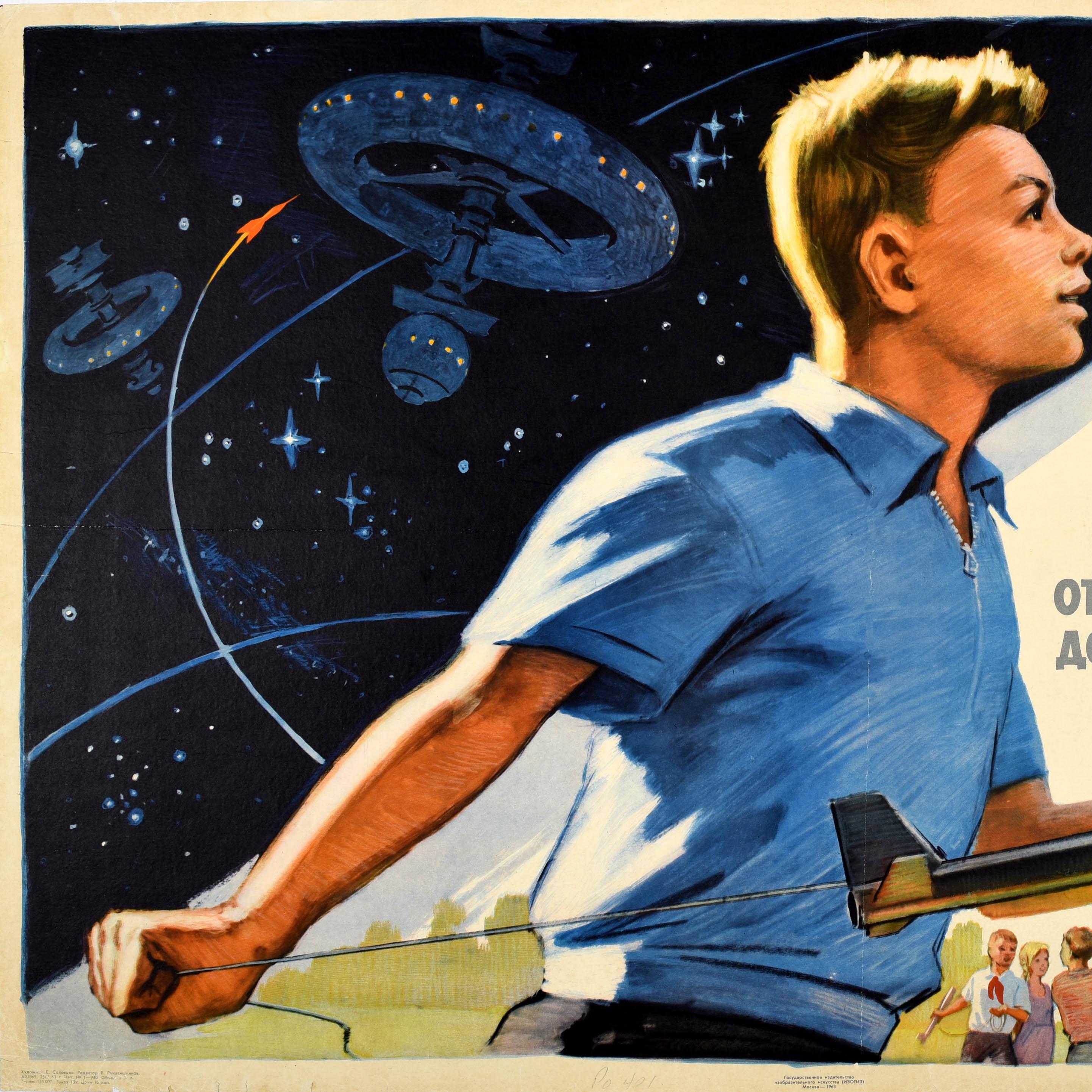 Affiche de propagande soviétique originale, Modèles d'étudiants des navires spatiales URSS - Noir Print par Unknown
