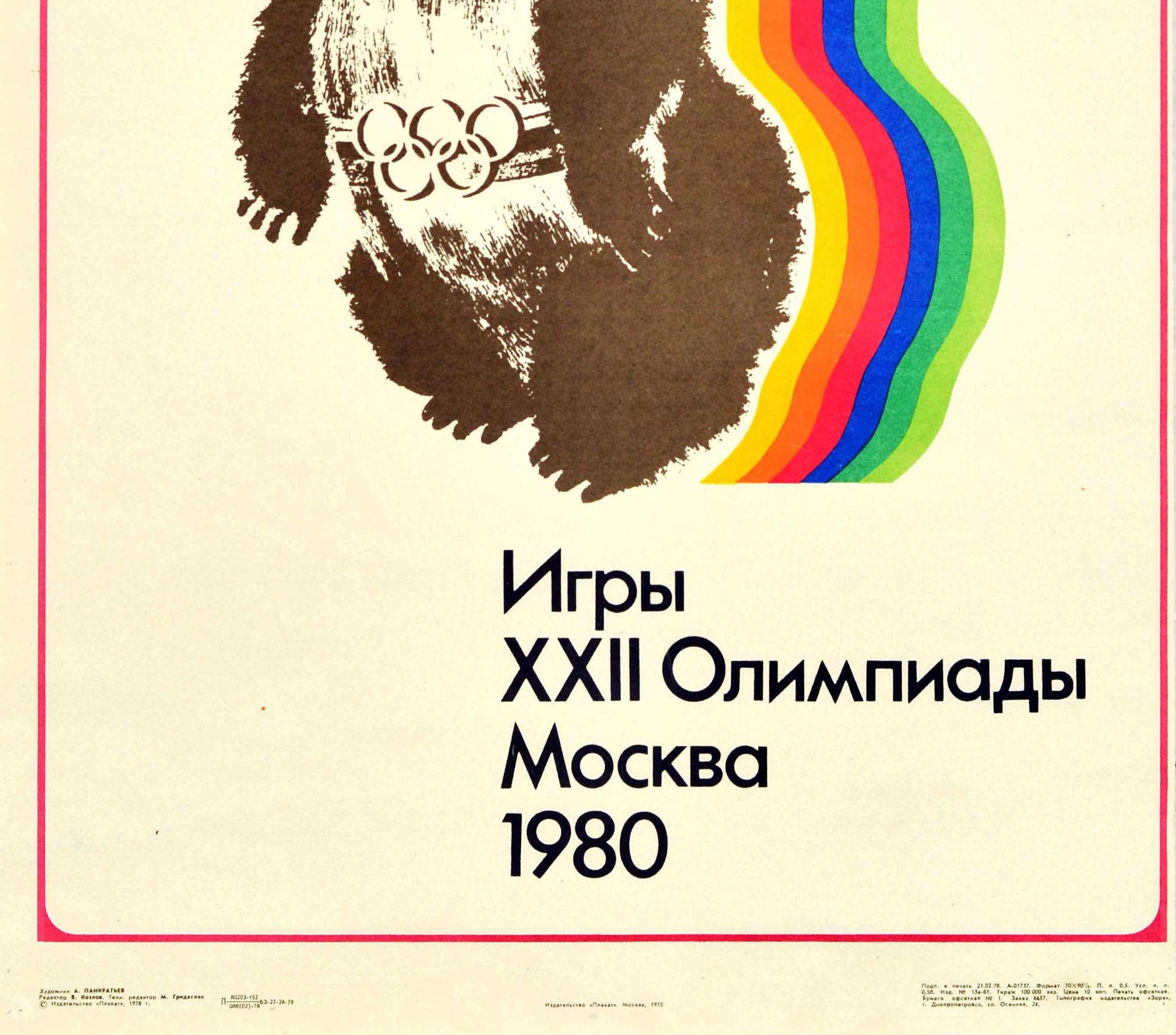 Originales sowjetisches Sportplakat für die 22. Olympischen Sommerspiele (Spiele der XXII. Olympiade) 1980 in Moskau, Russland, mit einer lustigen und farbenfrohen Illustration, die einen lächelnden Bären - Mischa, das Maskottchen der Olympischen