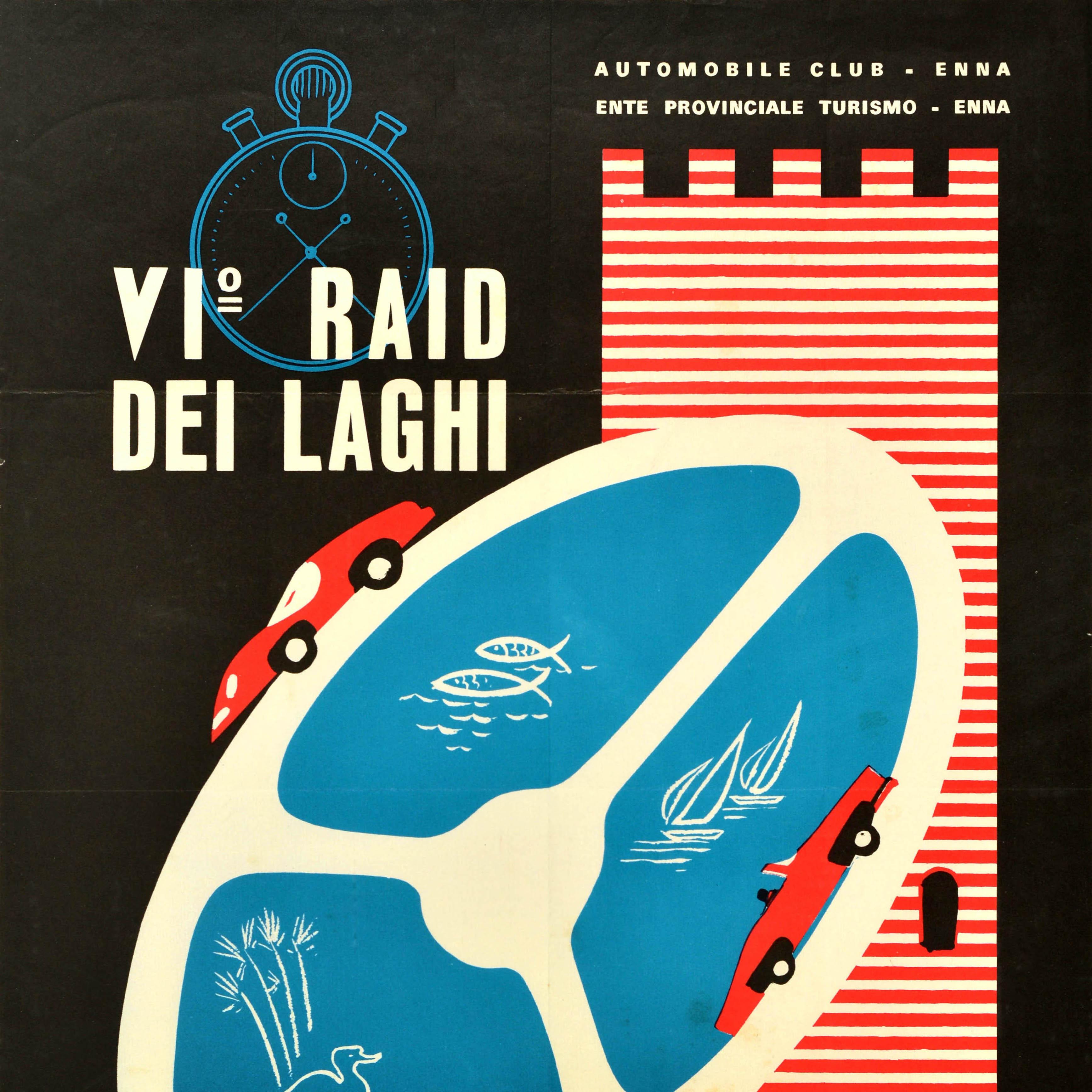 Affiche originale d'événement sportif vintage pour la course automobile VI Raid Dei Laghi organisée par l'Automobile Club d'Enna le 29 juin 1970 présentant un grand graphisme représentant trois voitures de sport rouges faisant la course autour d'un