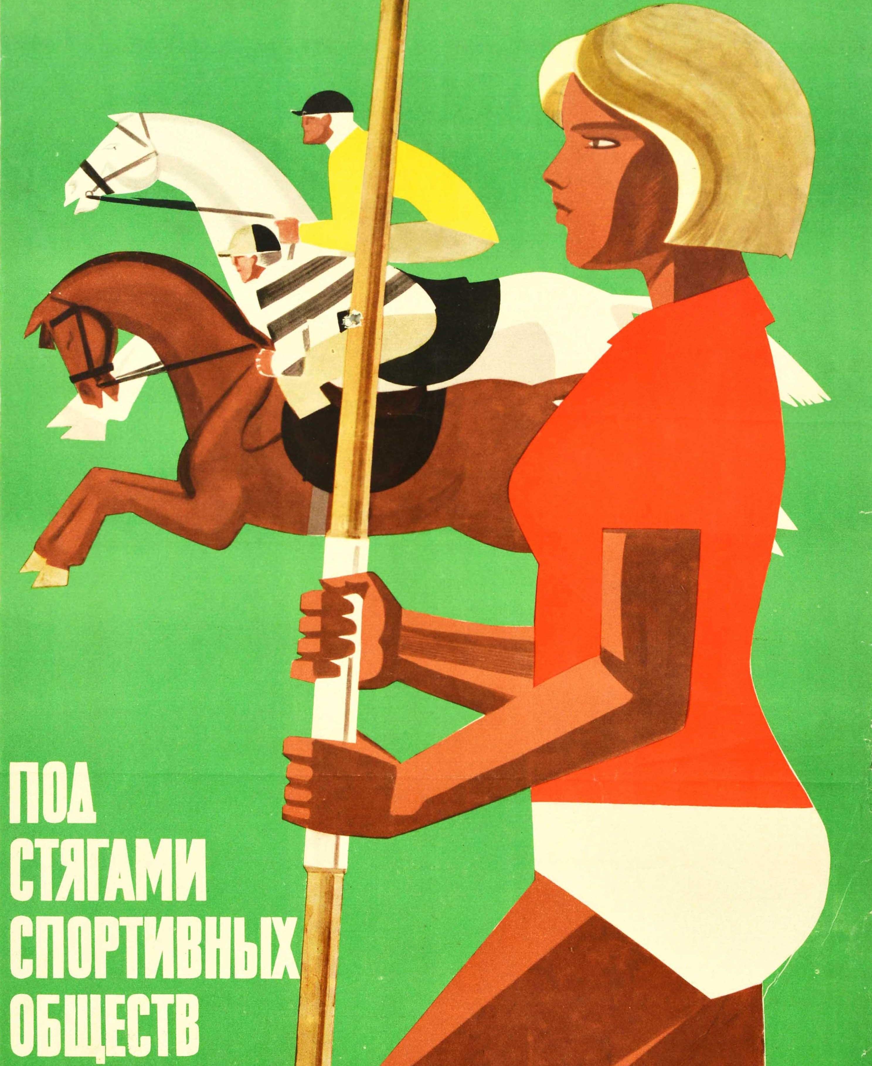 Cartel deportivo soviético original de época - Bajo los estandartes de las sociedades deportivas / Под стягами спортивных обществ - con una ilustración estilizada de una atleta sosteniendo una jabalina delante de un jinete con un top a rayas